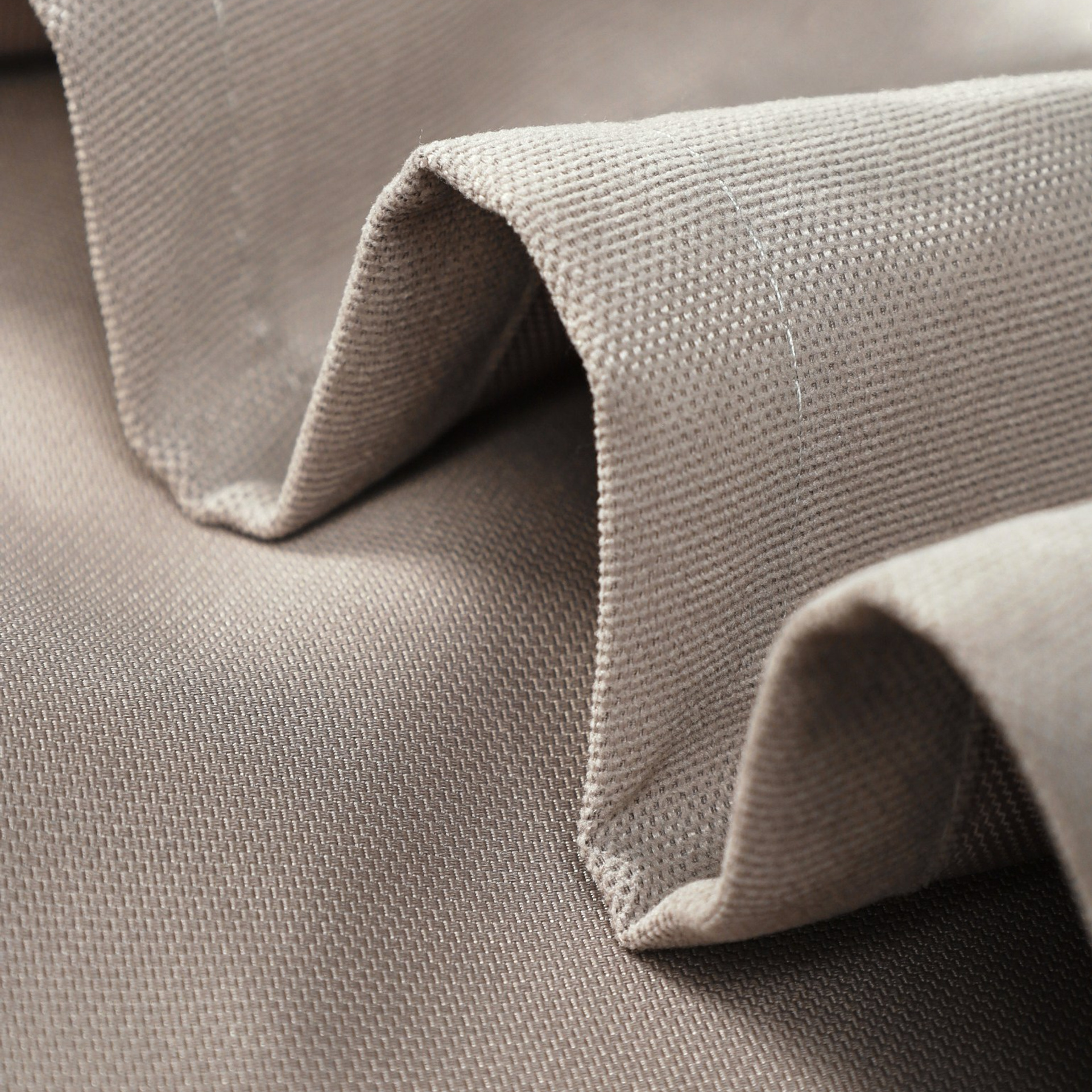 Креативная съемка с акцентом на изысканный дизайн и утонченную стилистику.