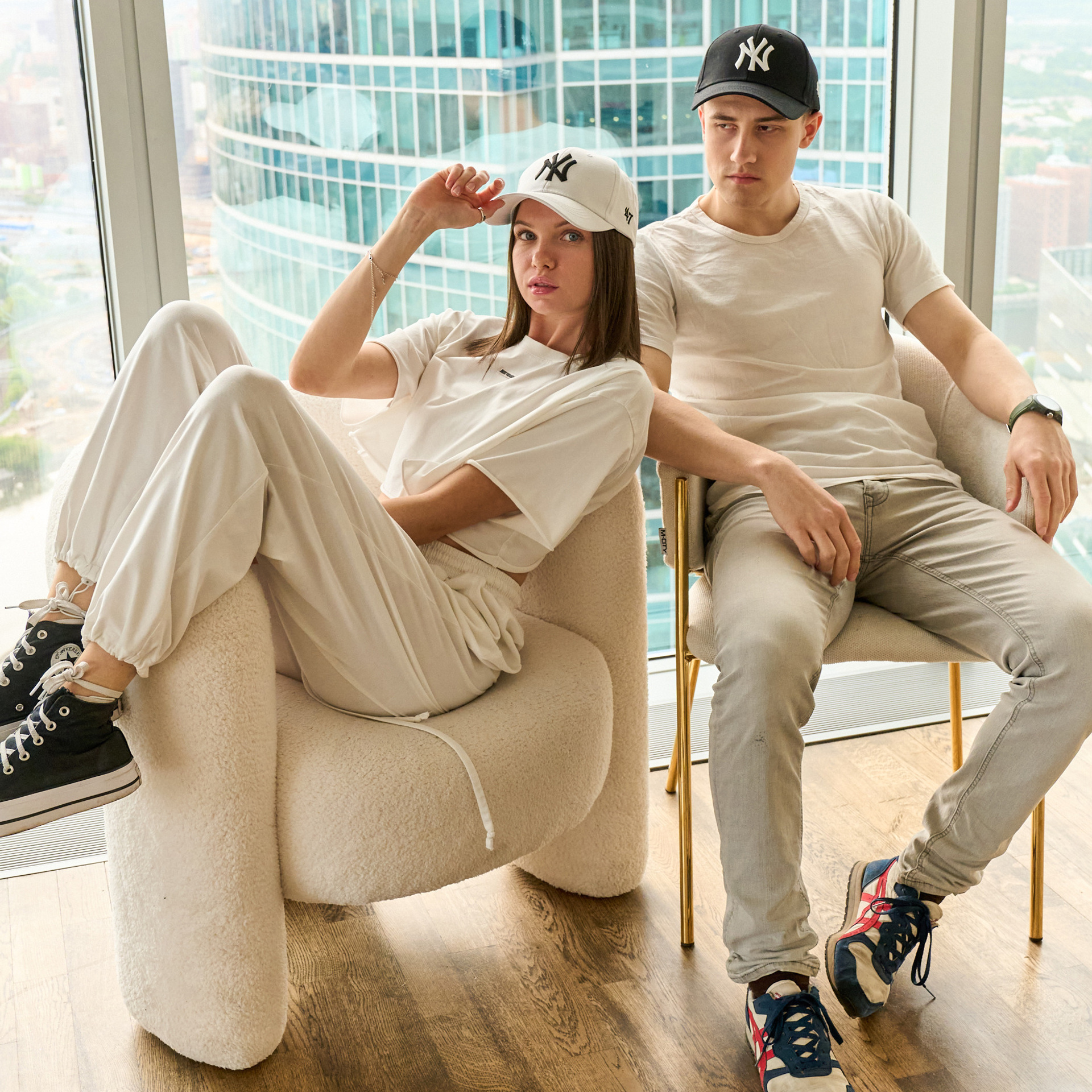 Предметное фото головных уборов - широкий выбор стилей для вашего образа.