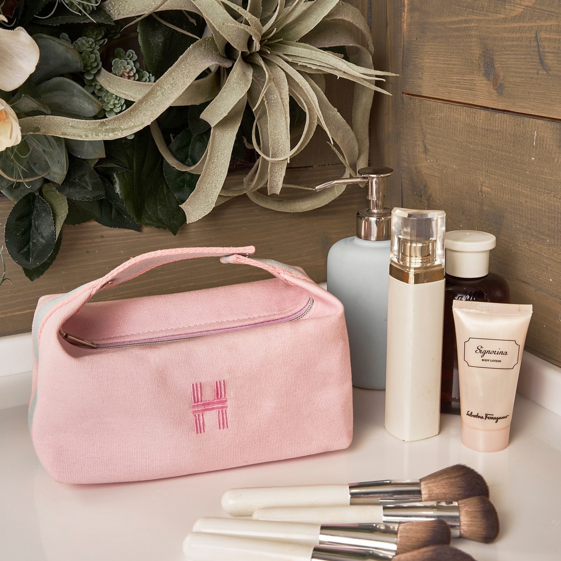 Предметное фото - ультрамодные и многофункциональные средства для макияжа и ухода, чтобы вы всегда были в центре внимания.