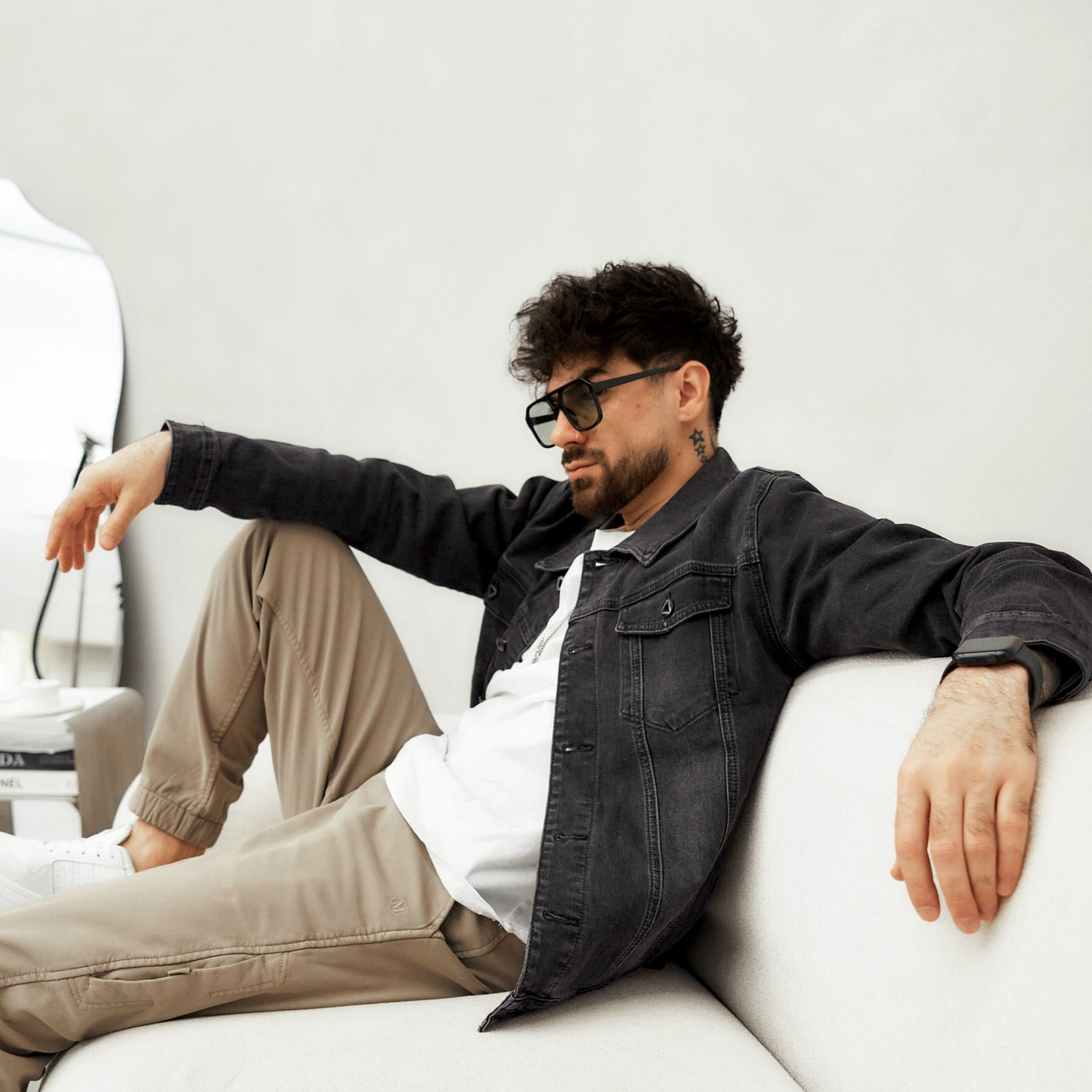 Предметная съёмка мужской одежды для маркетплейсов old | Sale Easy