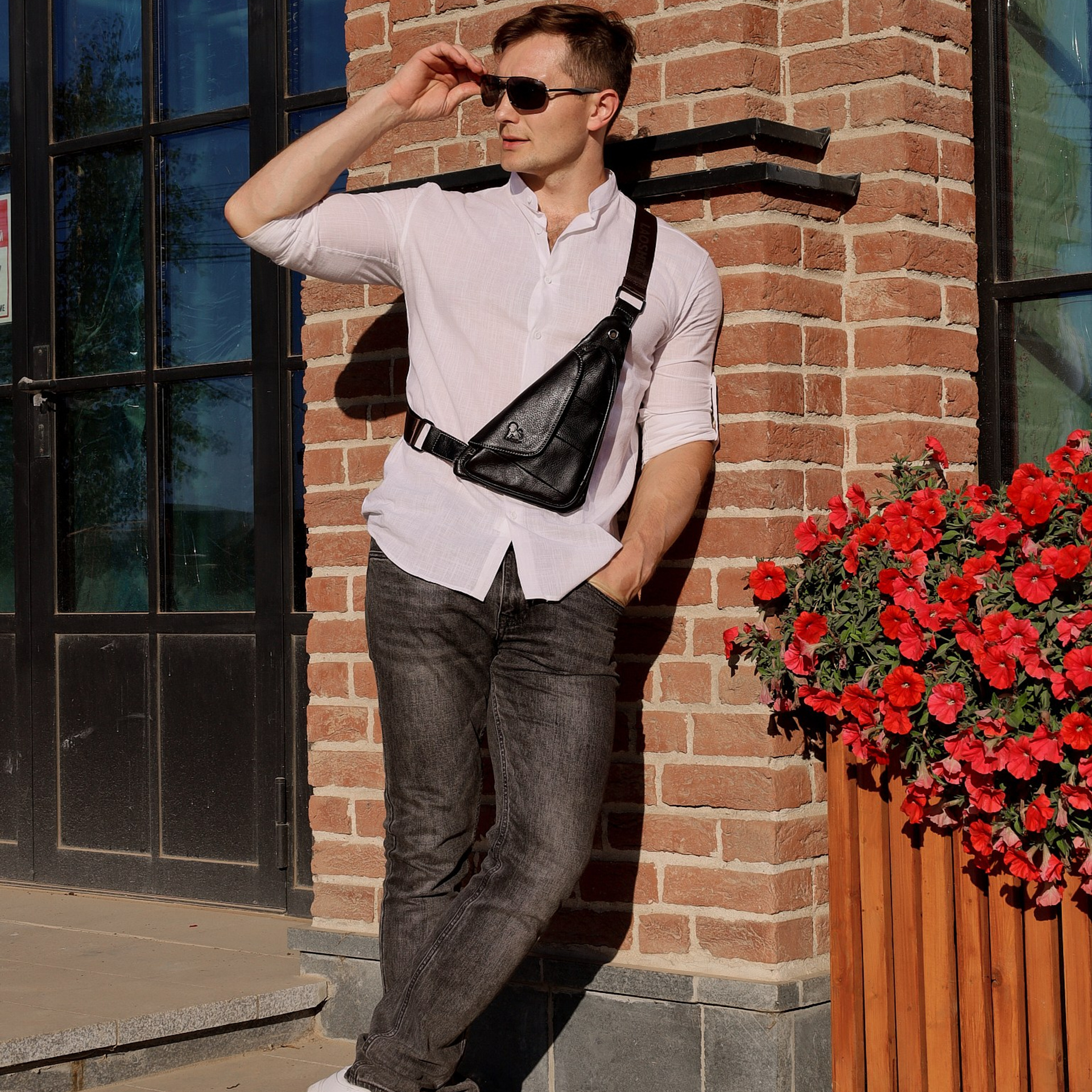 Эстетичная съемка, подчеркивающая детали отделки и фурнитуры.