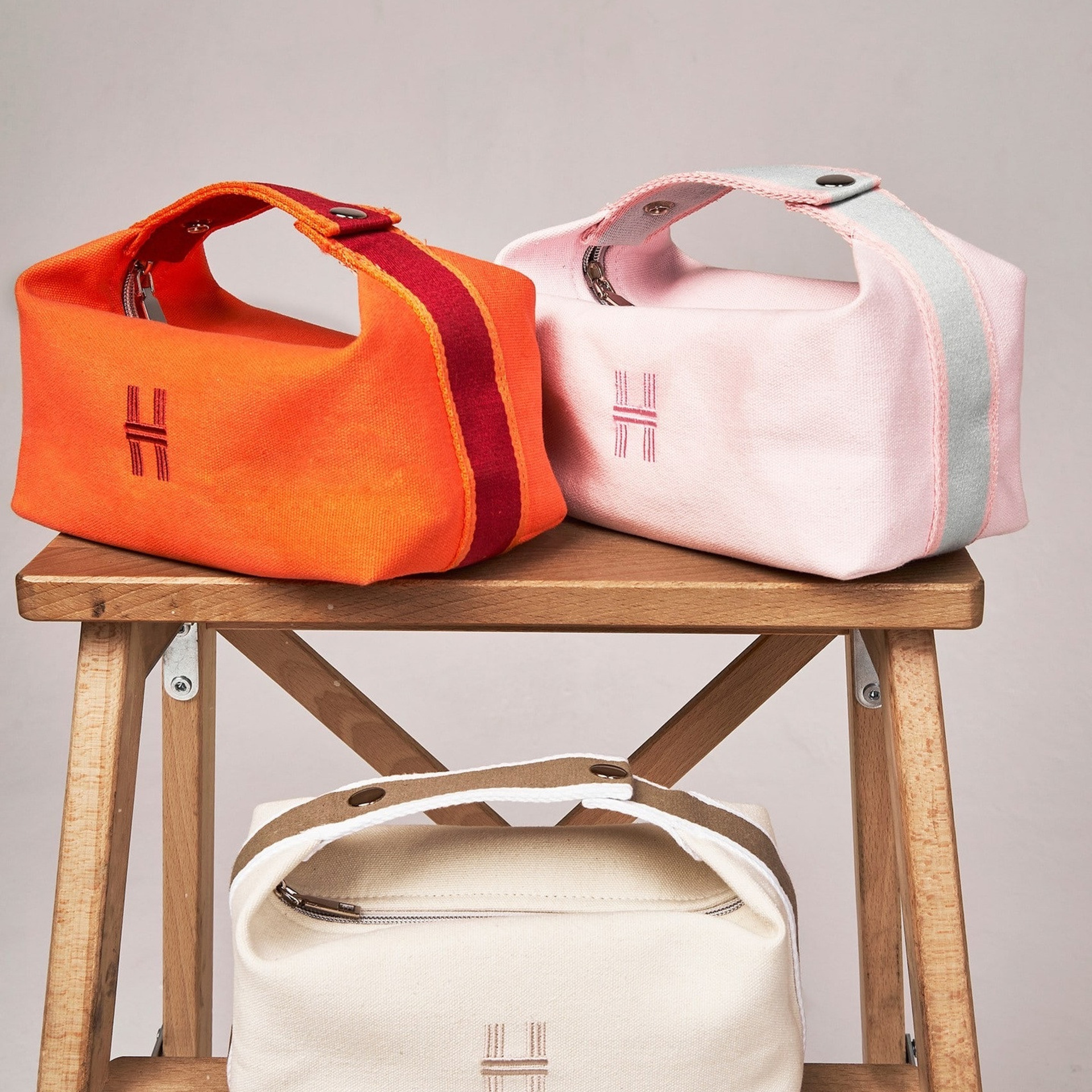 Предметное фото - стильные и натуральные продукты для ухода за кожей, созданные с любовью к вашей красоте.