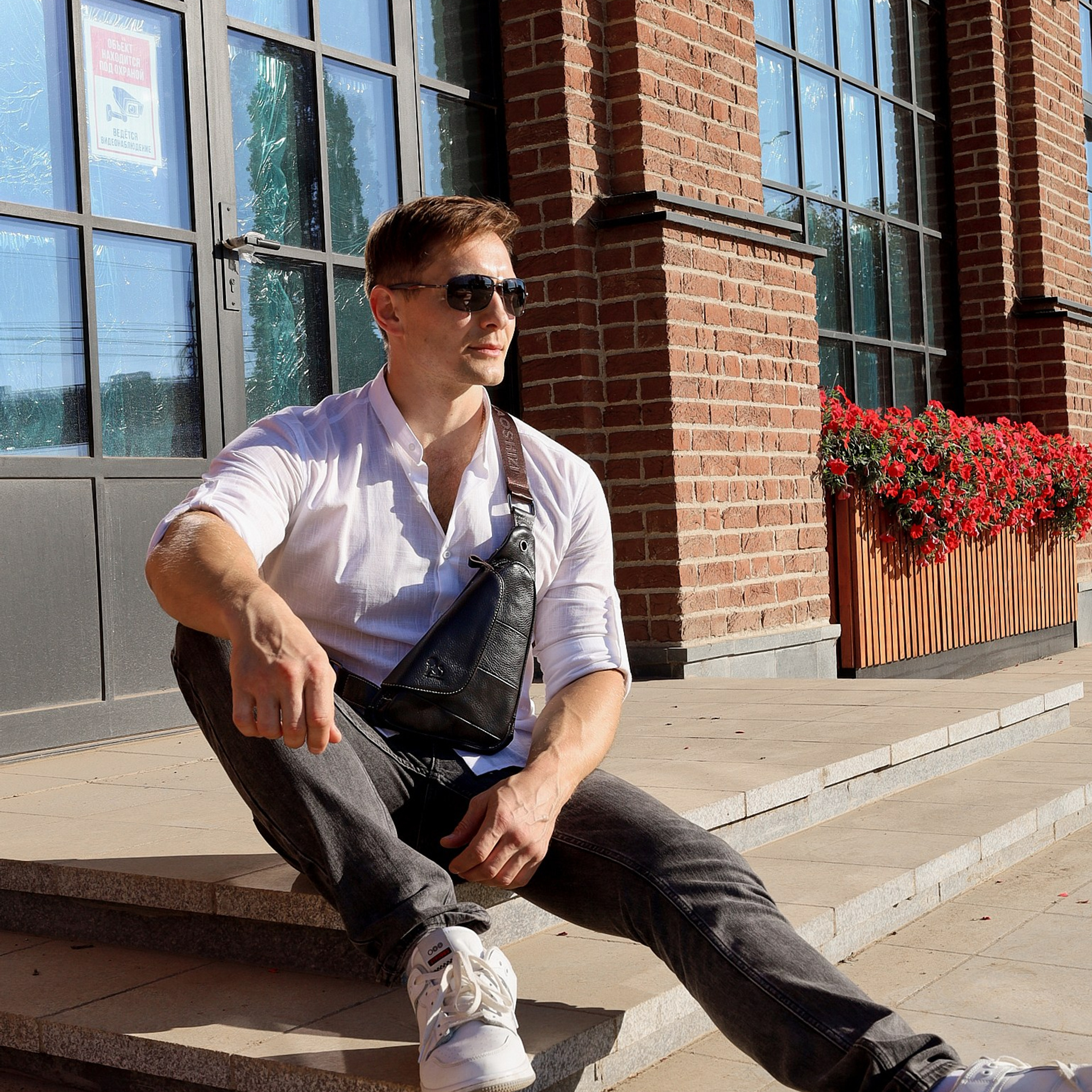 Эстетичная съемка, создающая визуальный диалог между сумкой и окружающей средой.