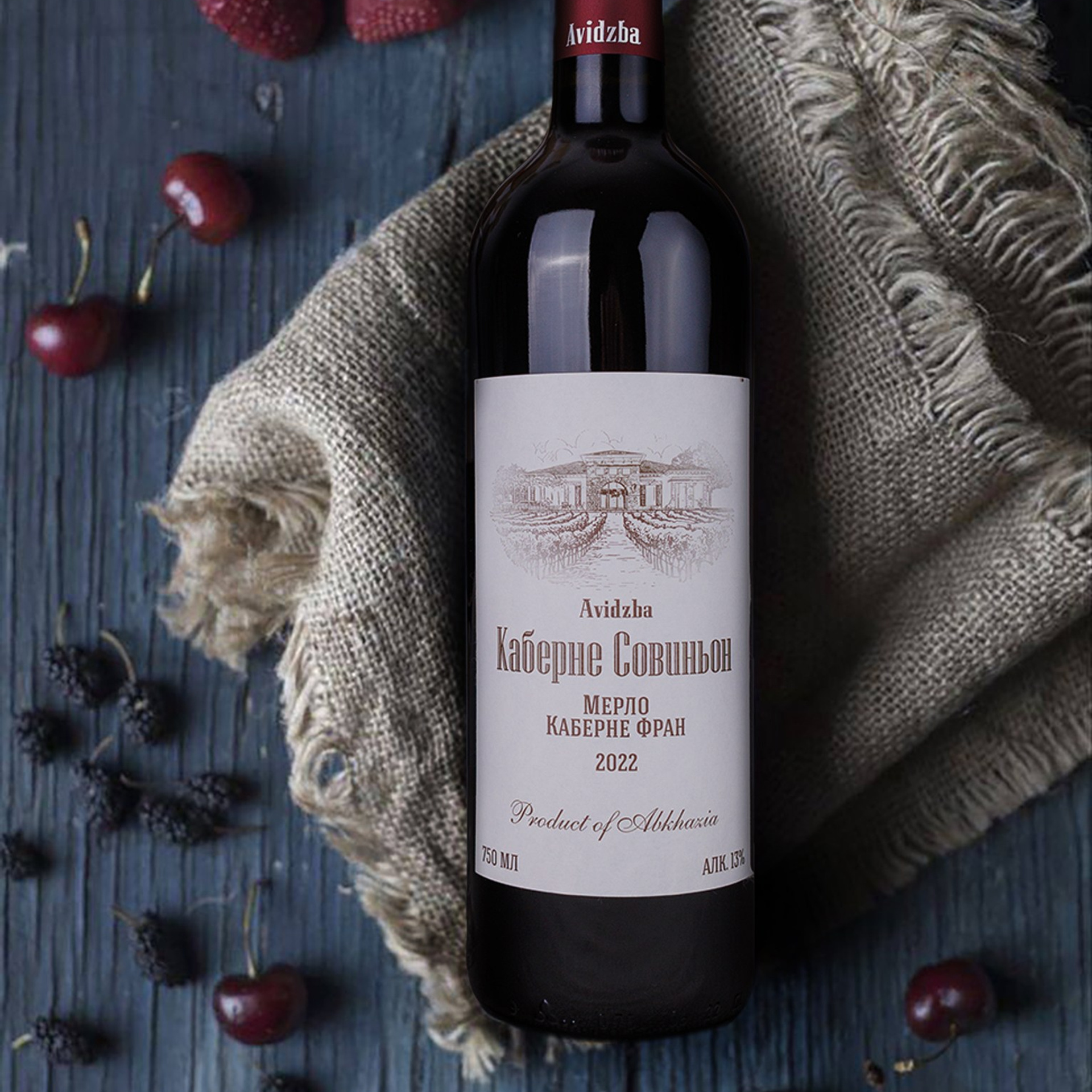 Предметная съемка вина, подчеркивающая насыщенные цвета и текстуры напитка.