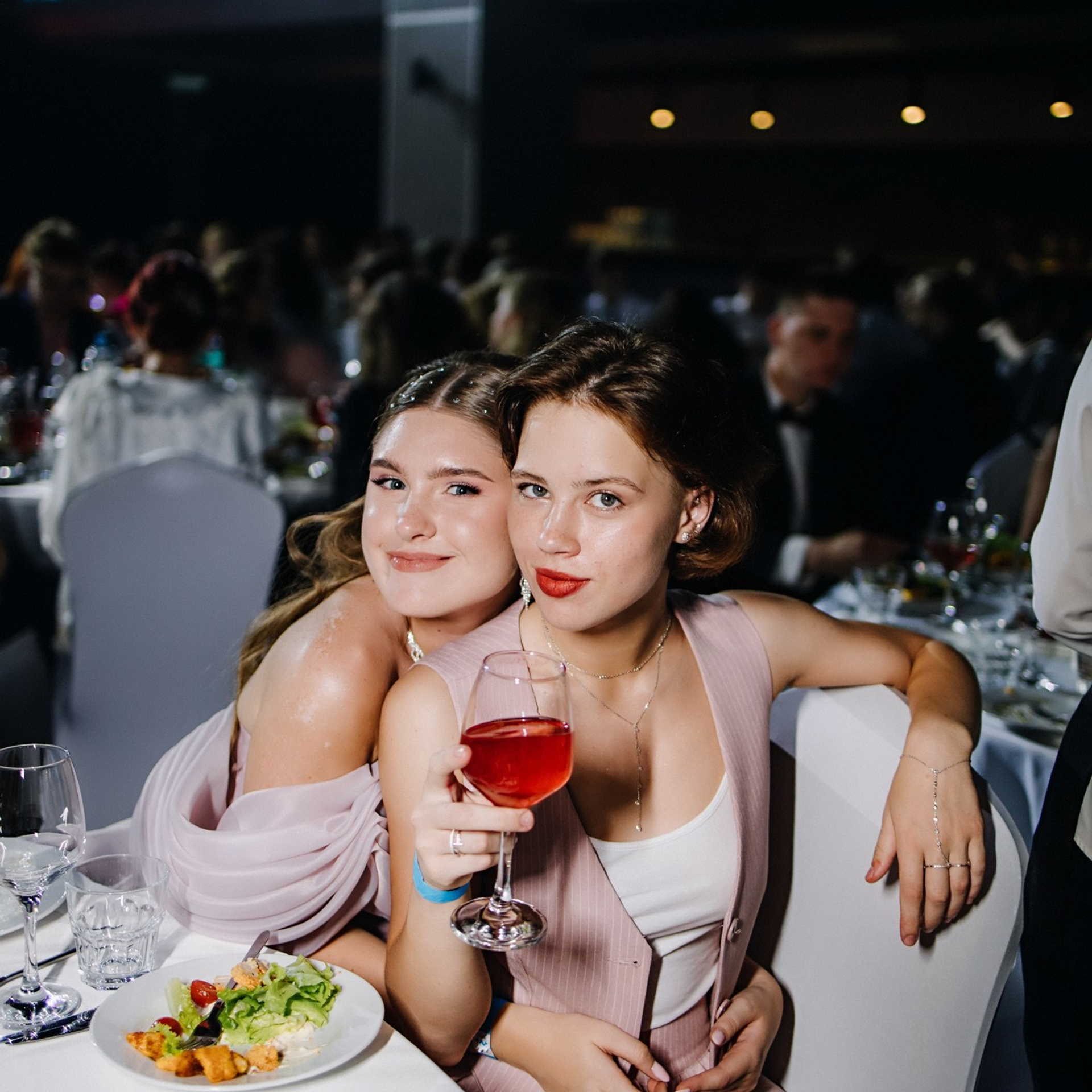 Выпускная фотосессия | Репортаж и съемка на фотозоне. Школьная съемка и создание выпускных альбомов в Нижнем Новгороде