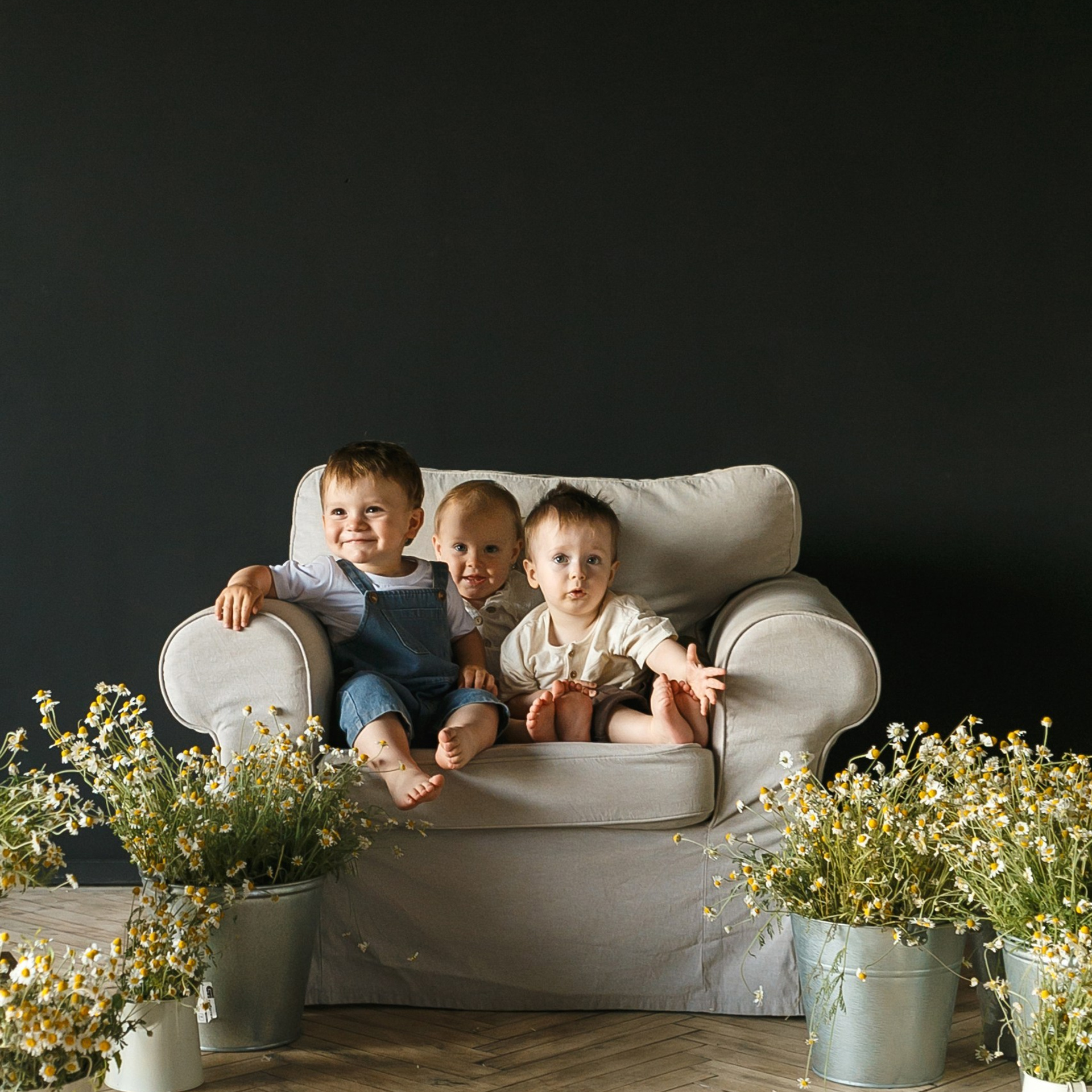 Тройняшки в ромашках