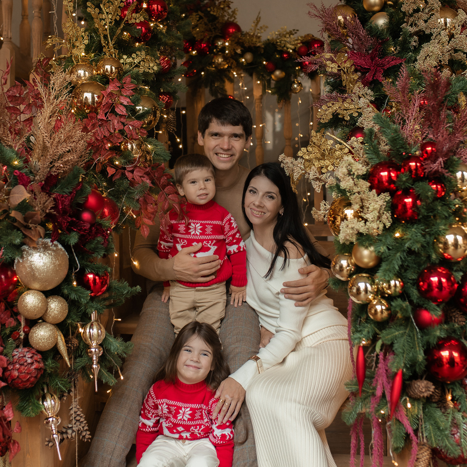 Семейная новогодняя фотосессия в Famous Studios, зал Оскар