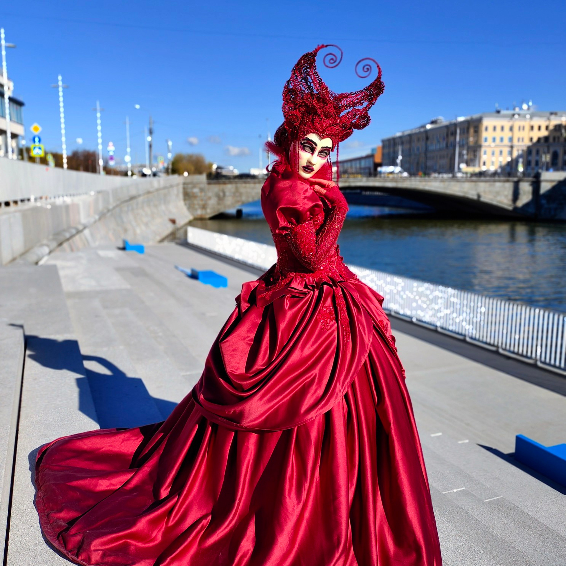 Персонаж белая Бабочка. Мимы и Ходулисты на встречу гостей. Москва