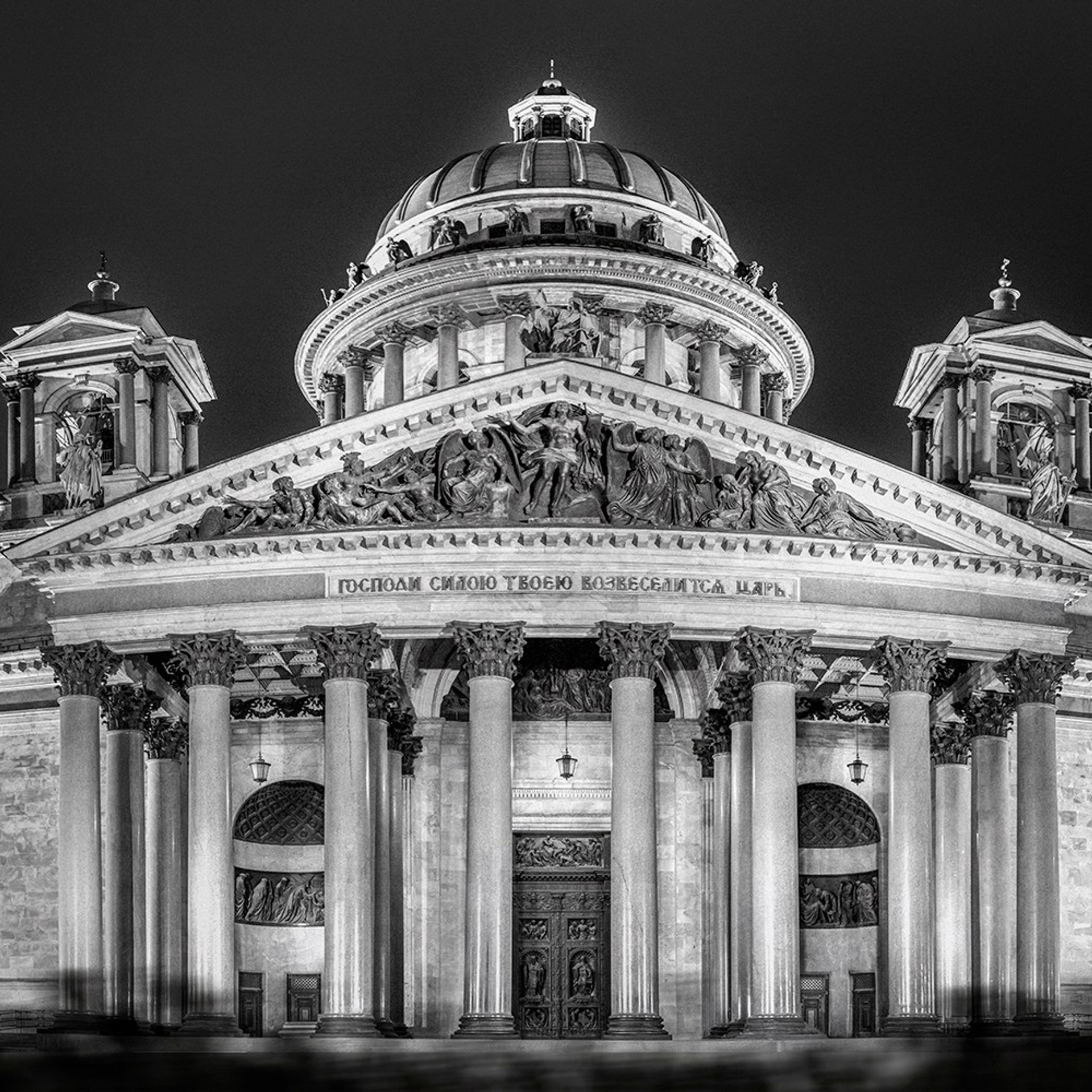 Professional photoshoots in Kazan for tourists with English-speaking photographer Sadegh Azarmi. Explore the city and capture unforgettable moments. Tel: +79172284430 Email: azarmi.ru@yandex.ru instagram: https://instagram.com/azarmi.ru