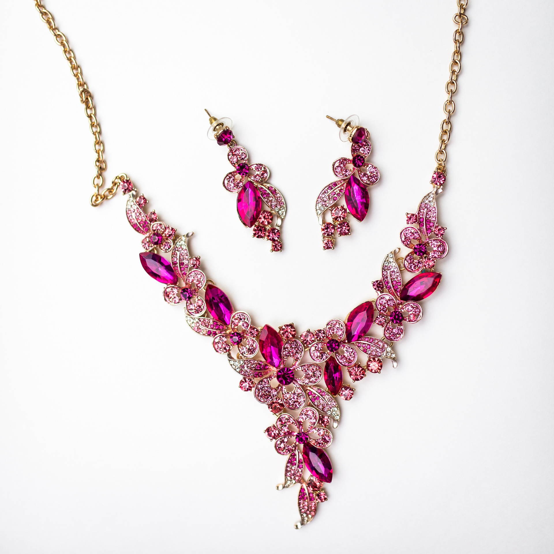 Прокат бижутерии. Фуксия/мажента 400 ₽