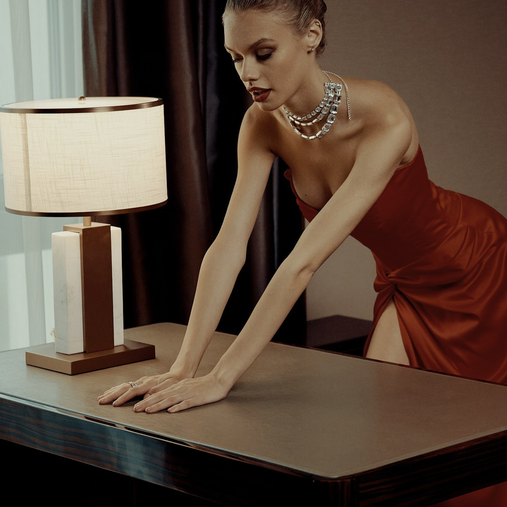 Дама в красном платье