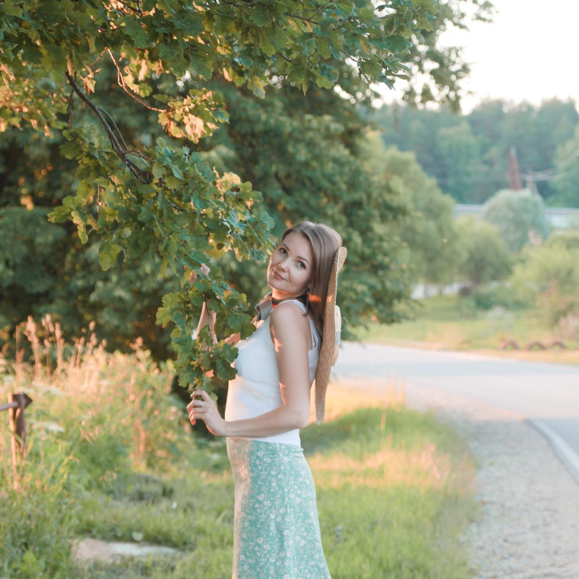 Людмила. Дуб на закате