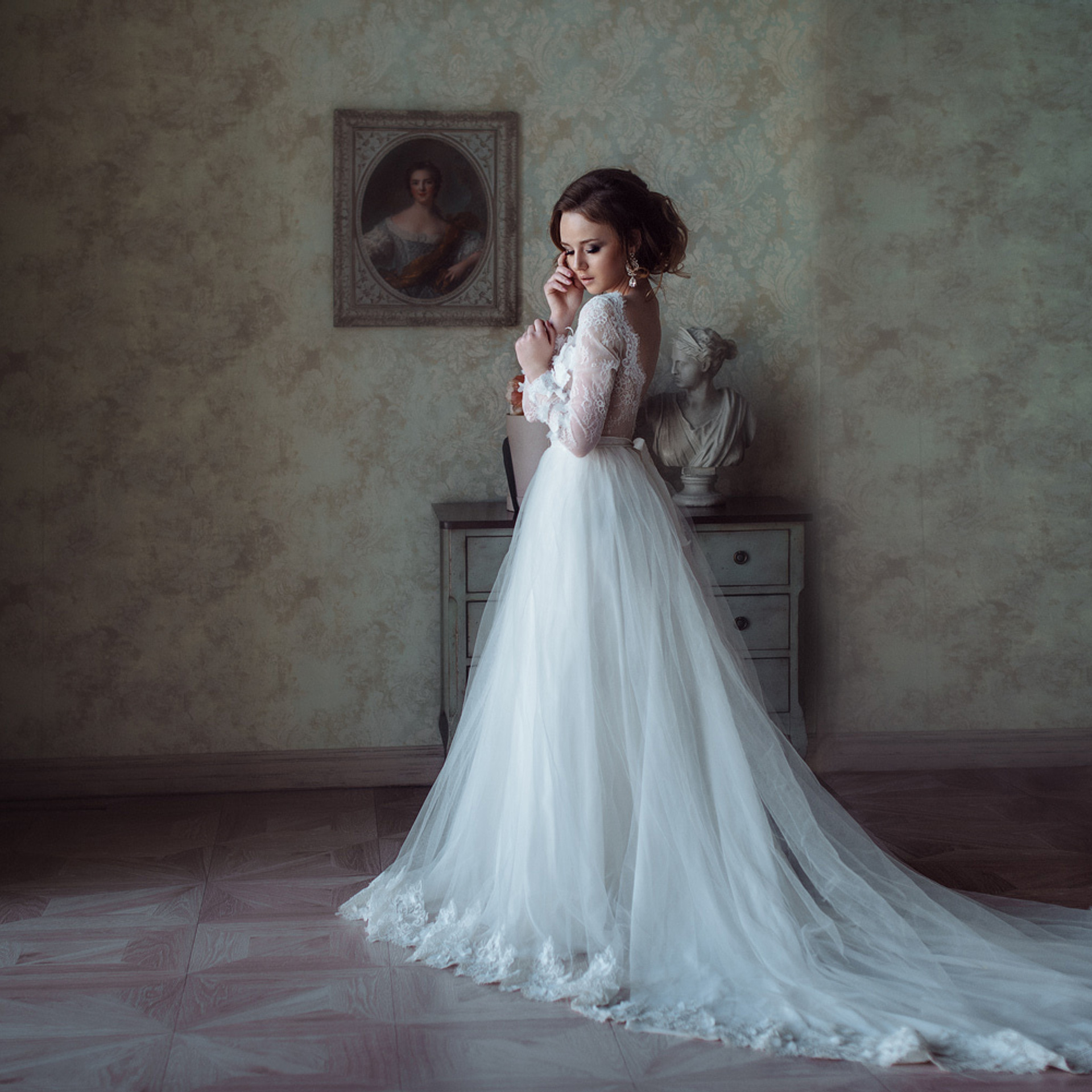 Невеста в свадебном платье позирует фотографу в студии Кроссфото