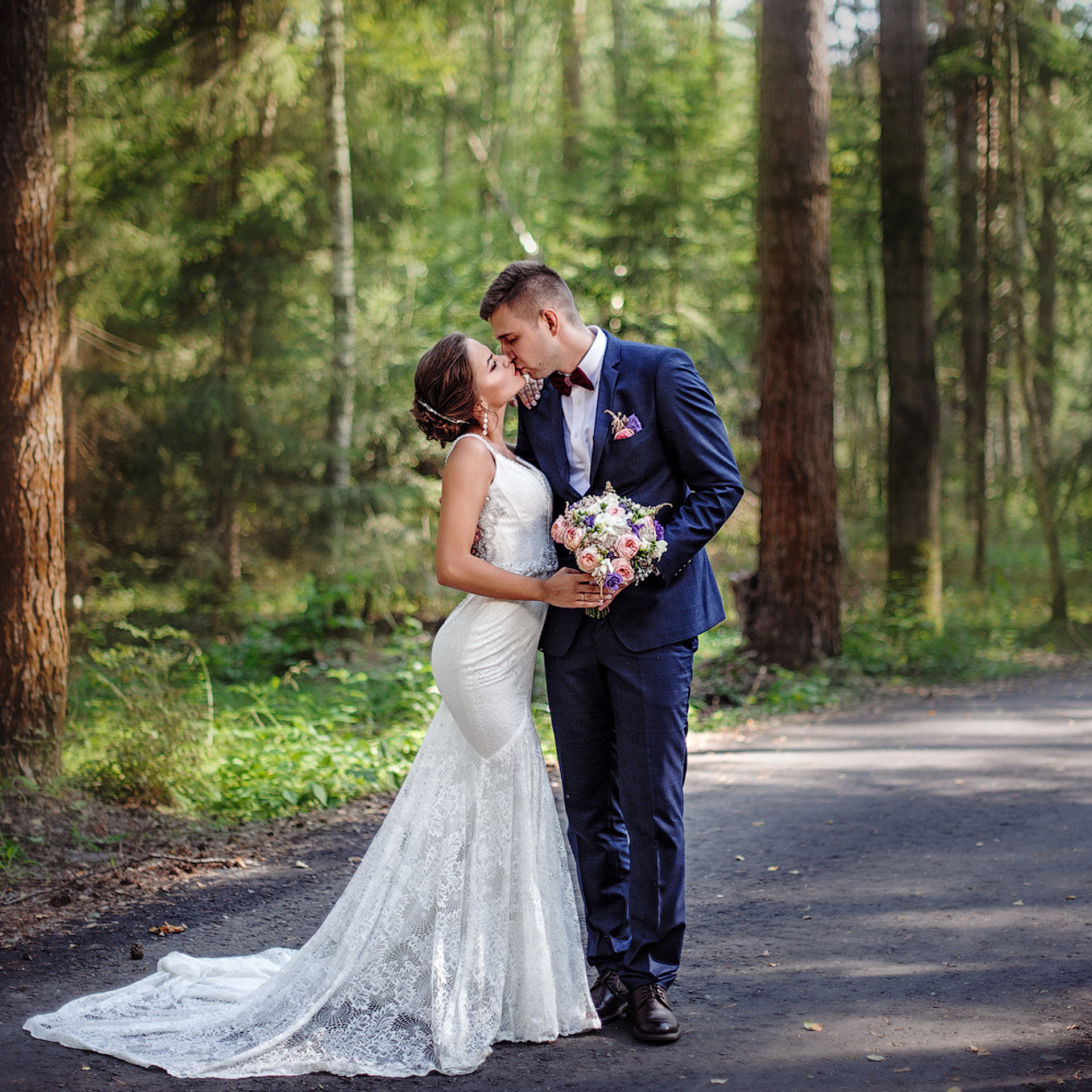 Лесная свадебная фотосессия Живописная лесная тропинка в парке недалеко от отеля Реддисон Завидово