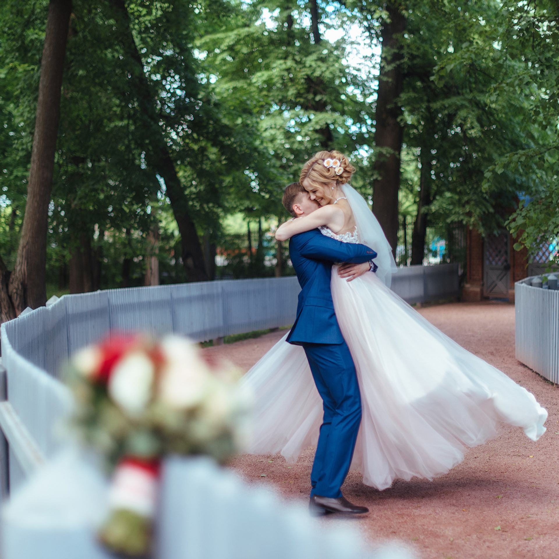 Жених кружит невесту на тропинке парка дома музея П.И. Чайковского в подмосковном Клину