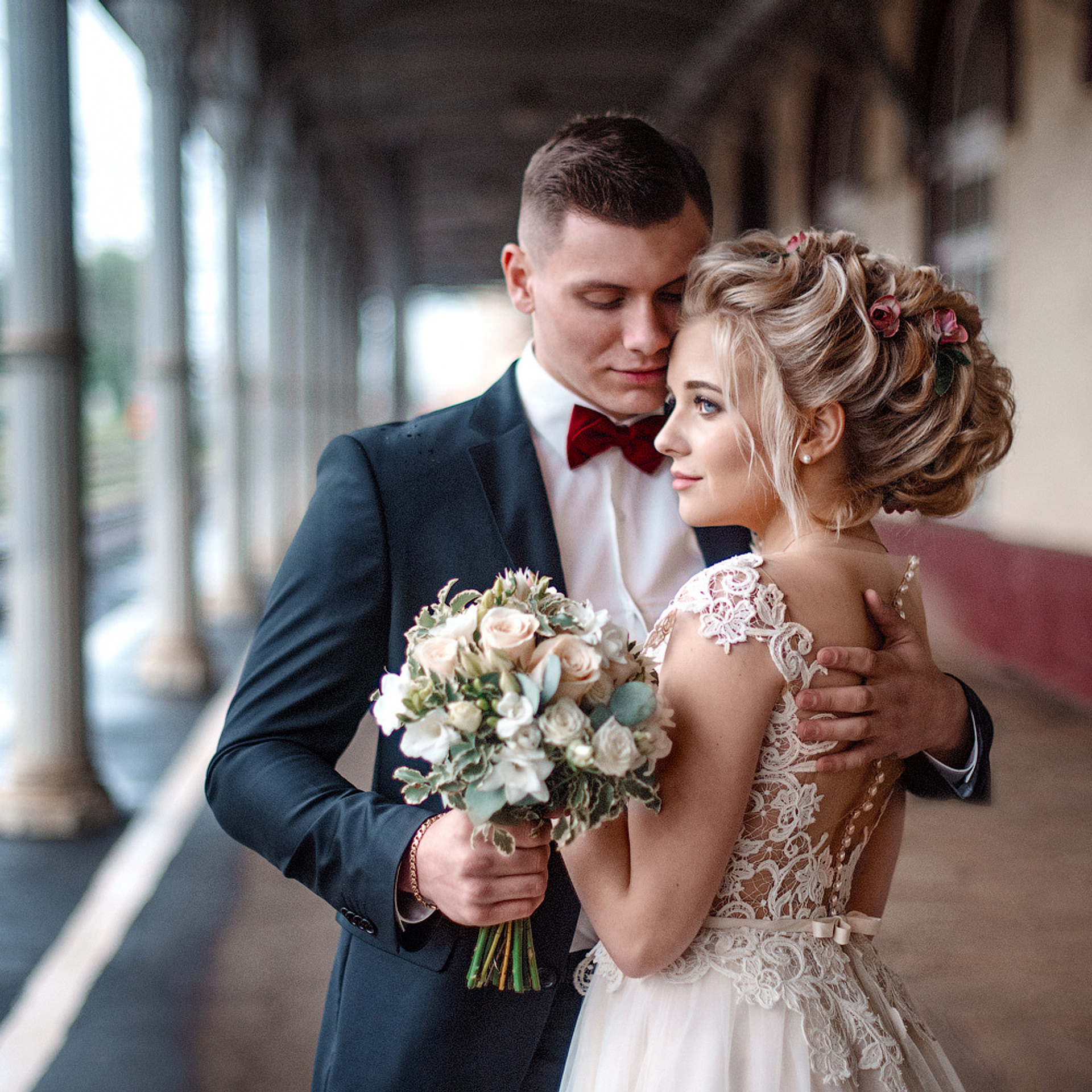 Фотография молодоженов на перроне железнодорожной станции Клин