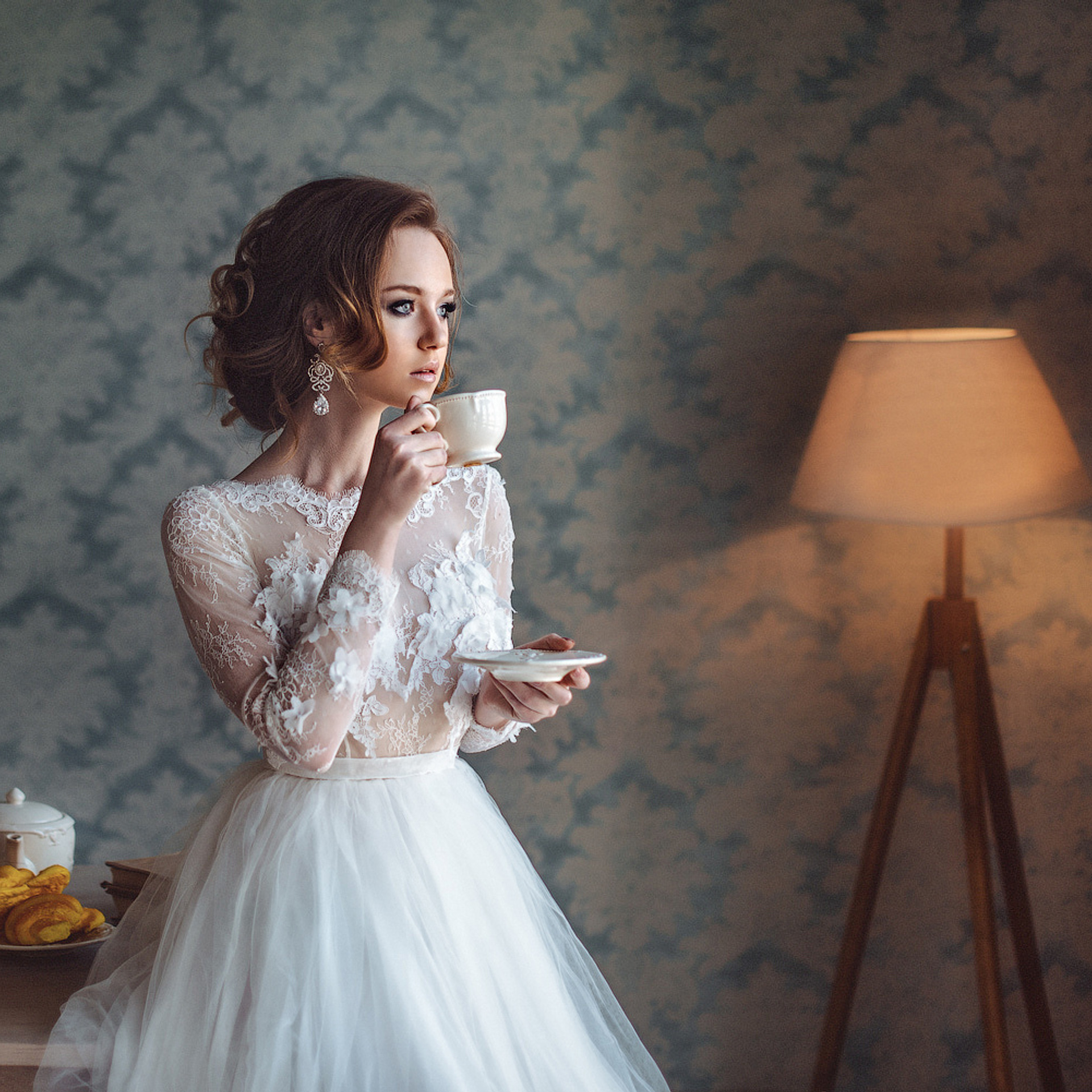 Утренняя чашка кофе для невесты в студии кроссфото в Москве