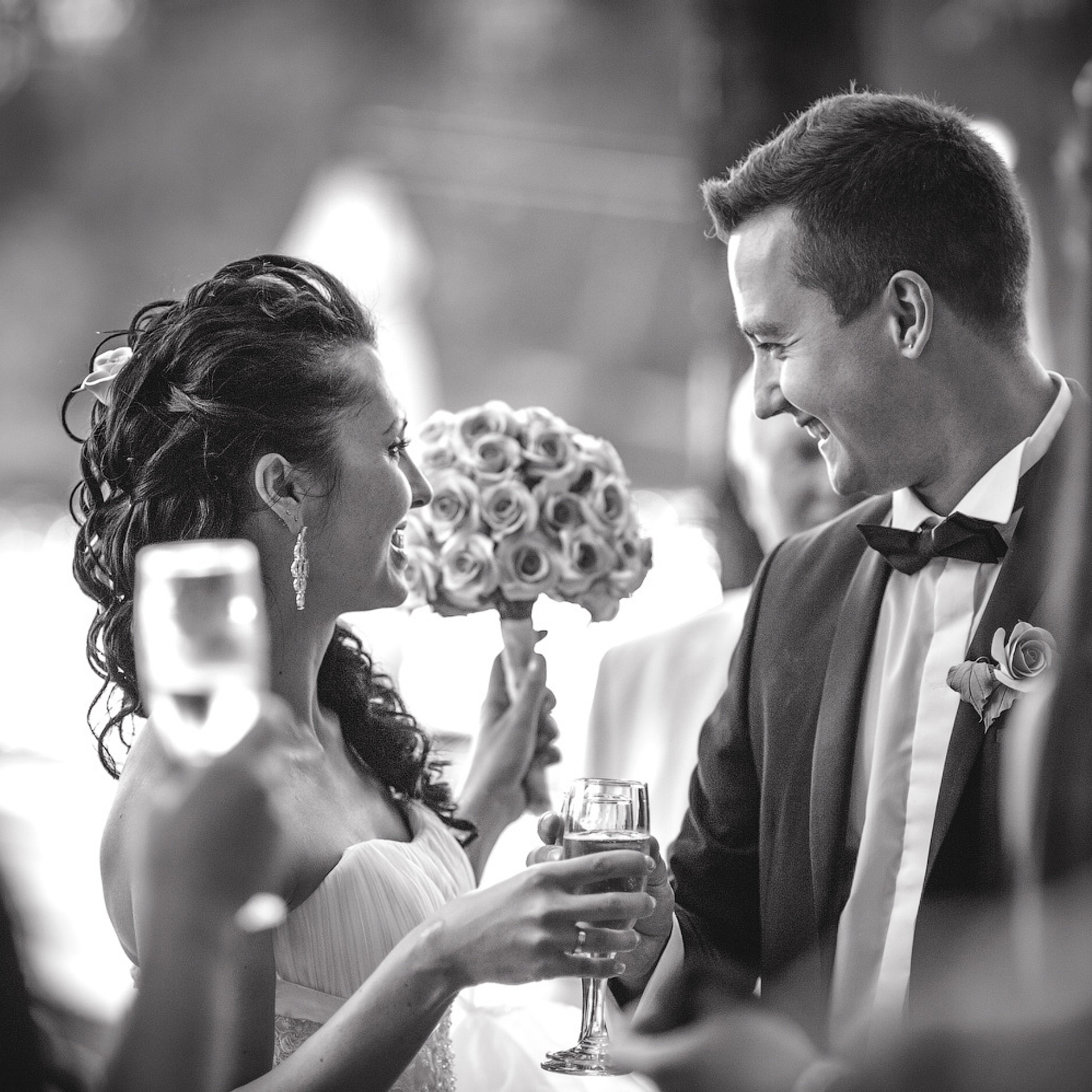 Молодожены поднимают бокалы с шампанским на банкете в отеле Солнечный 