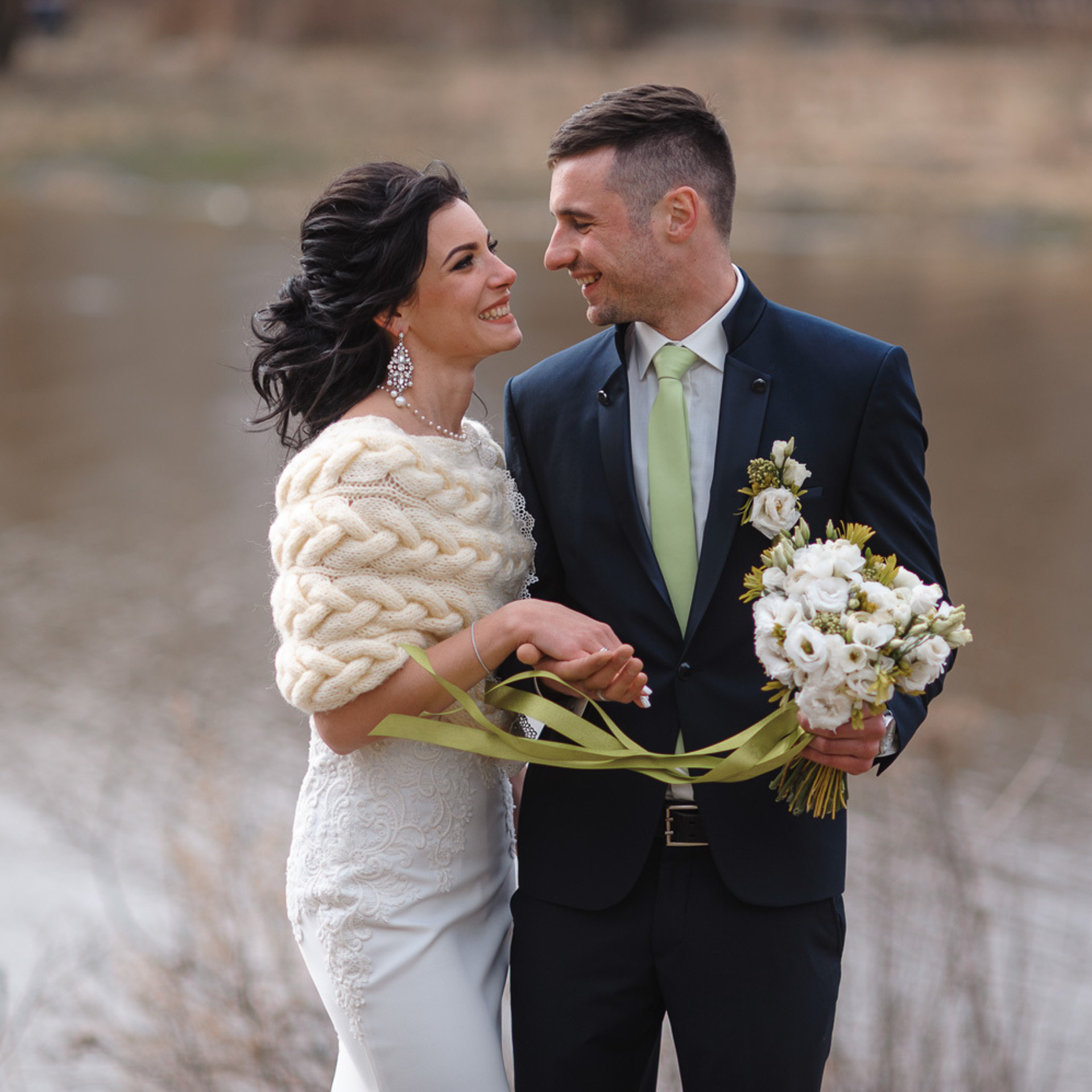 Свадебный фотограф сделал фотосессию для новобрачных на берегу реки Сестры в городе Клин