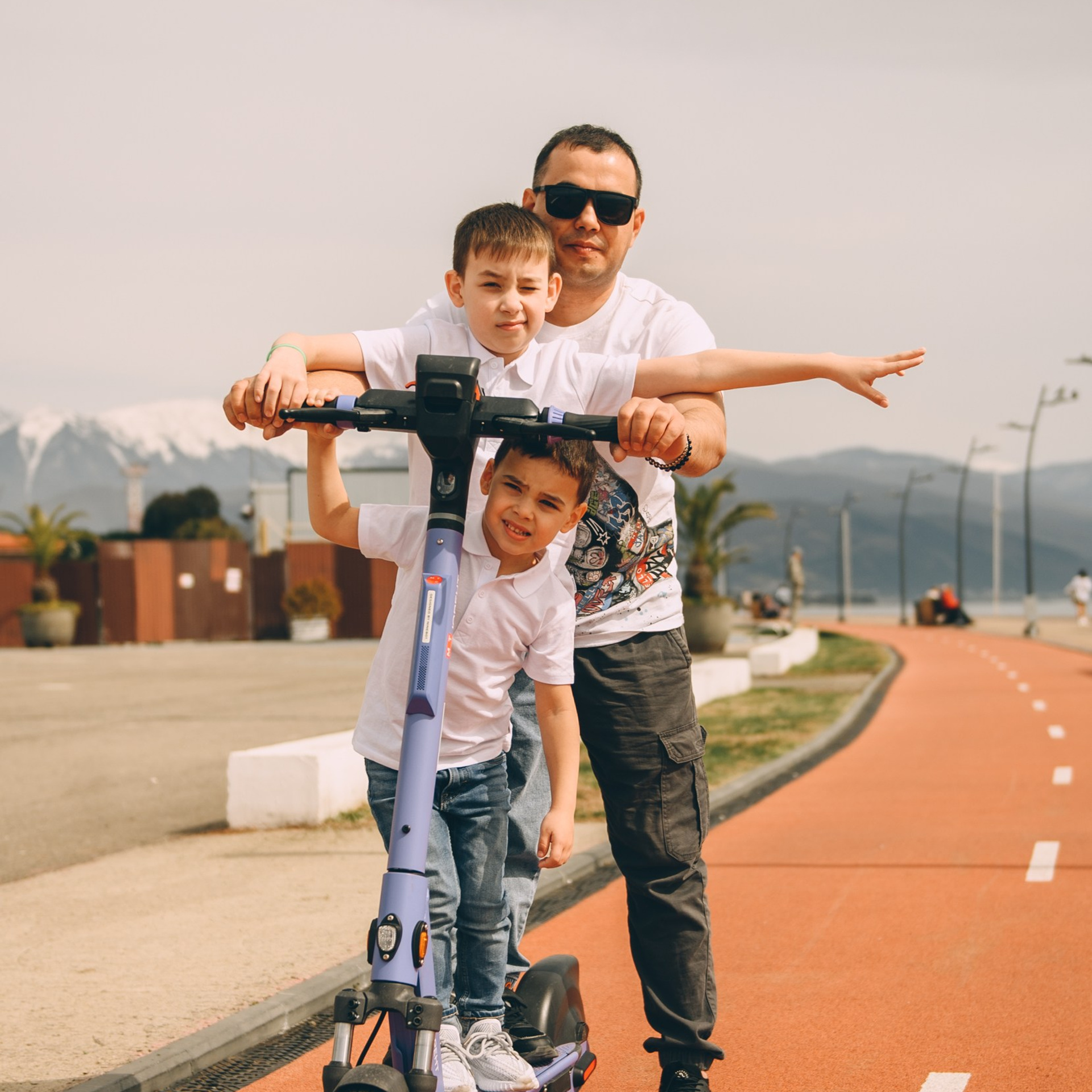 Отец-герой с двумя сыновьями непоседами