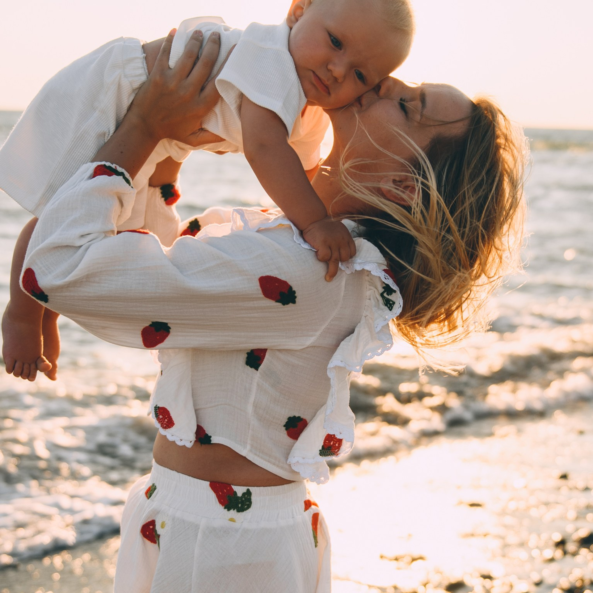 Первое знакомство с морем, мама и малыш