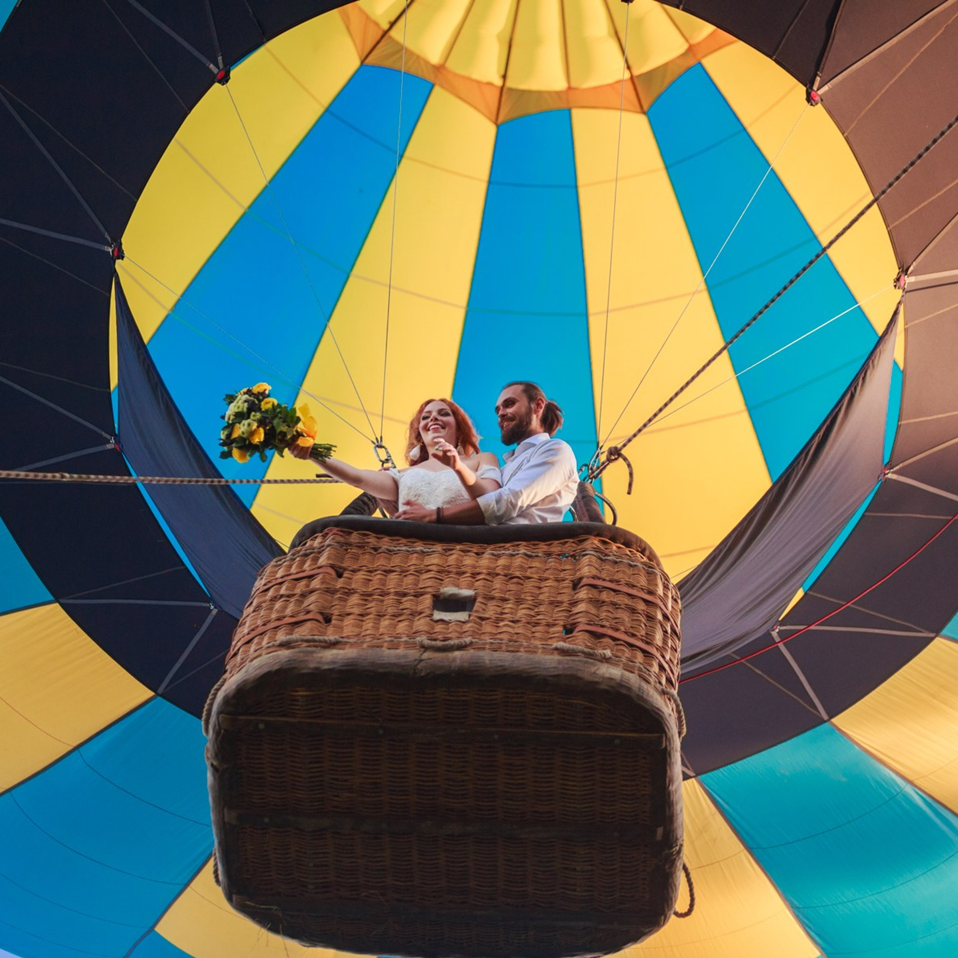 На большом воздушном шаре