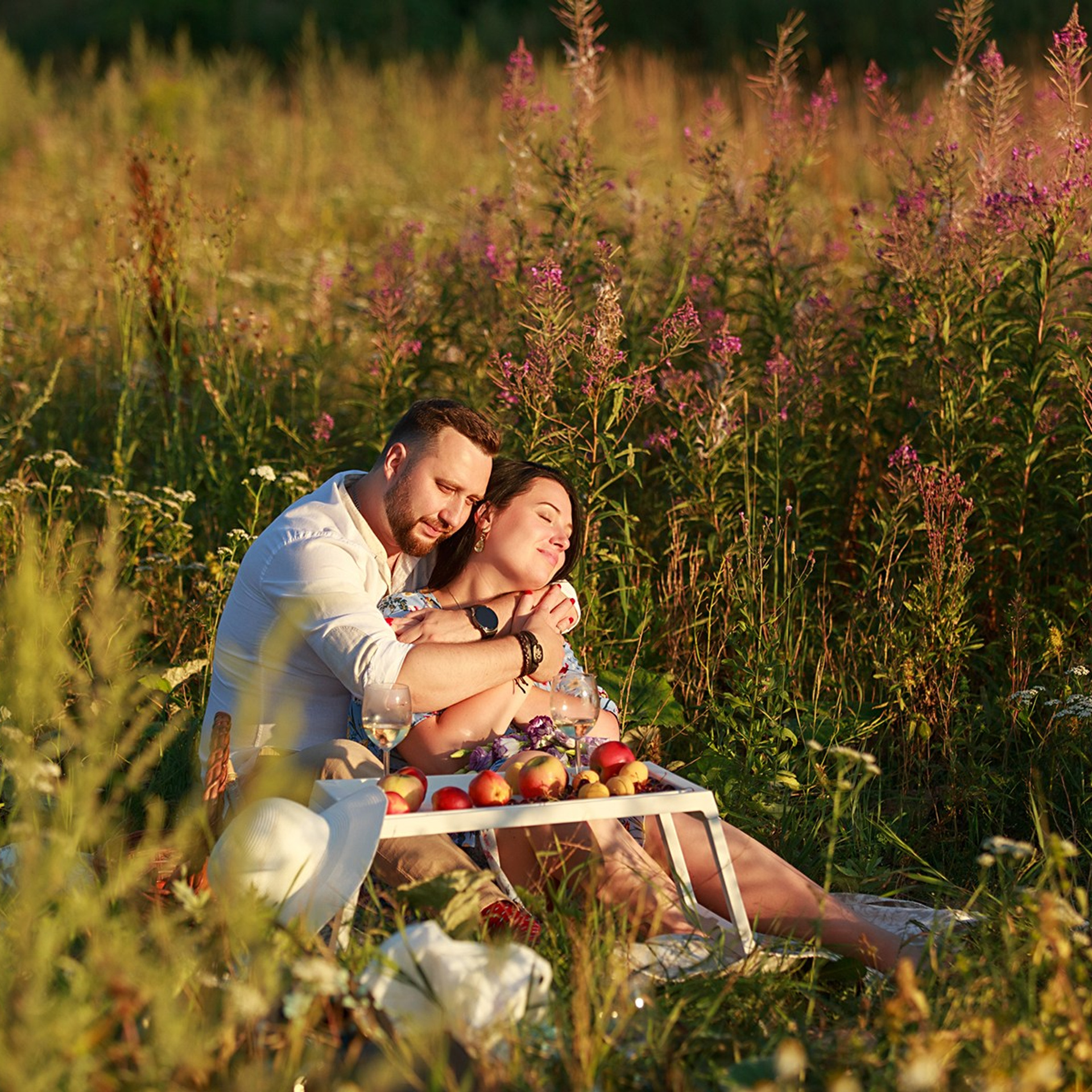 Романтический пикник в поле цветов
