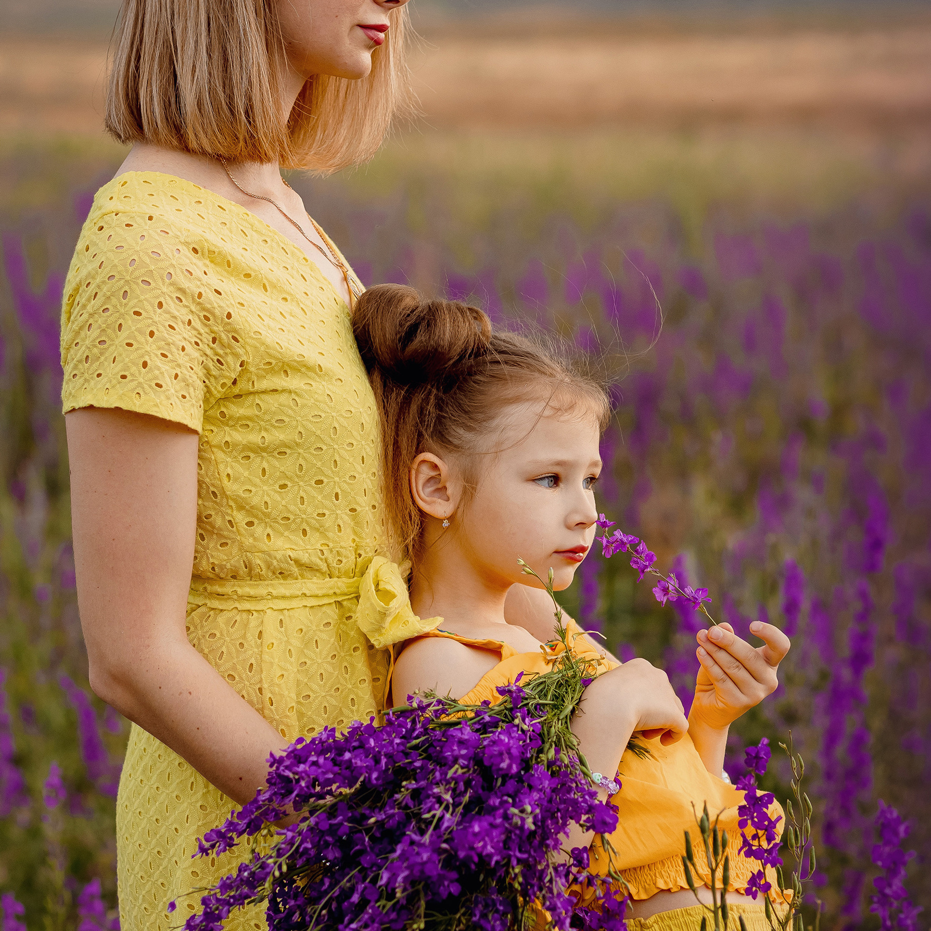 Алеся с дочами в поле