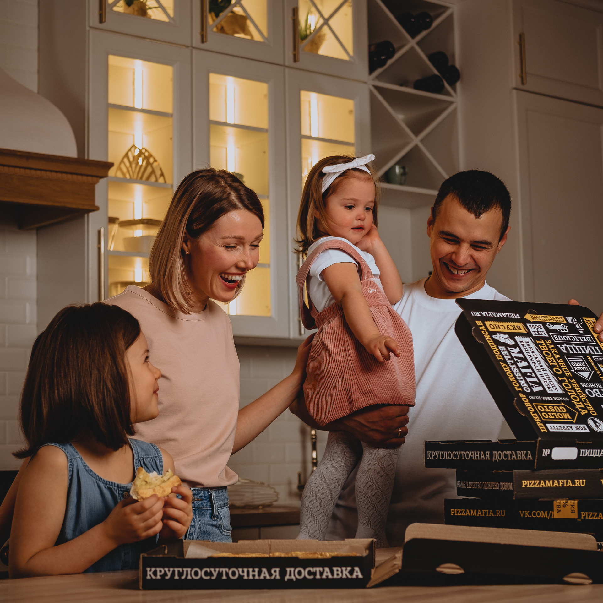 Антон, Катерина и девочки (реклама для «Пицца Мафия»)