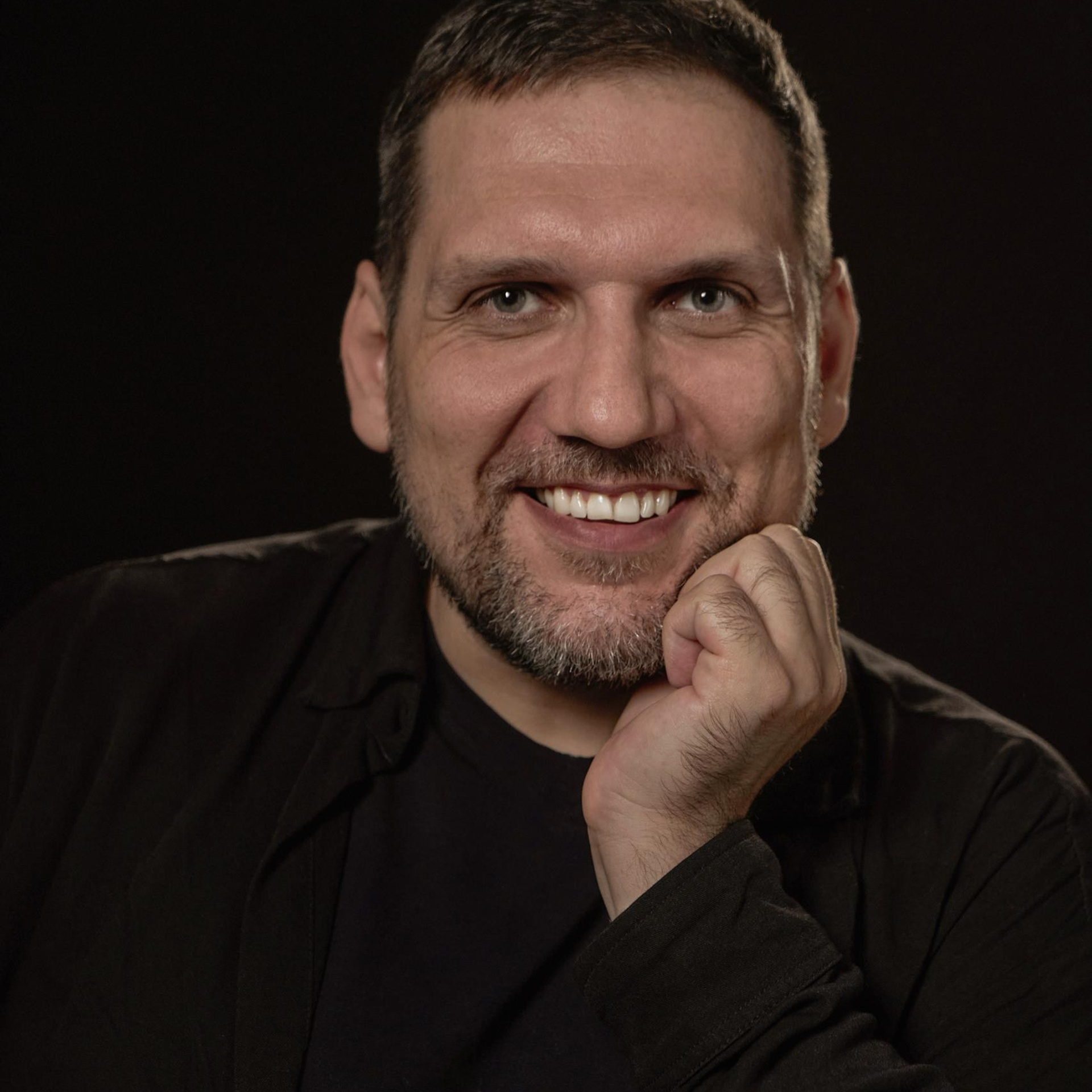 Мужской портрет в студии для соцсетей