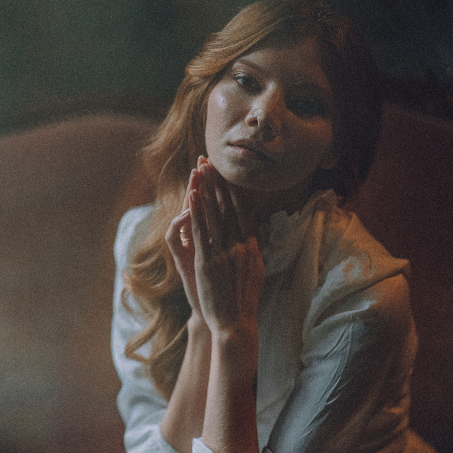 С давно забытым упоеньем смотрю на милые черты…