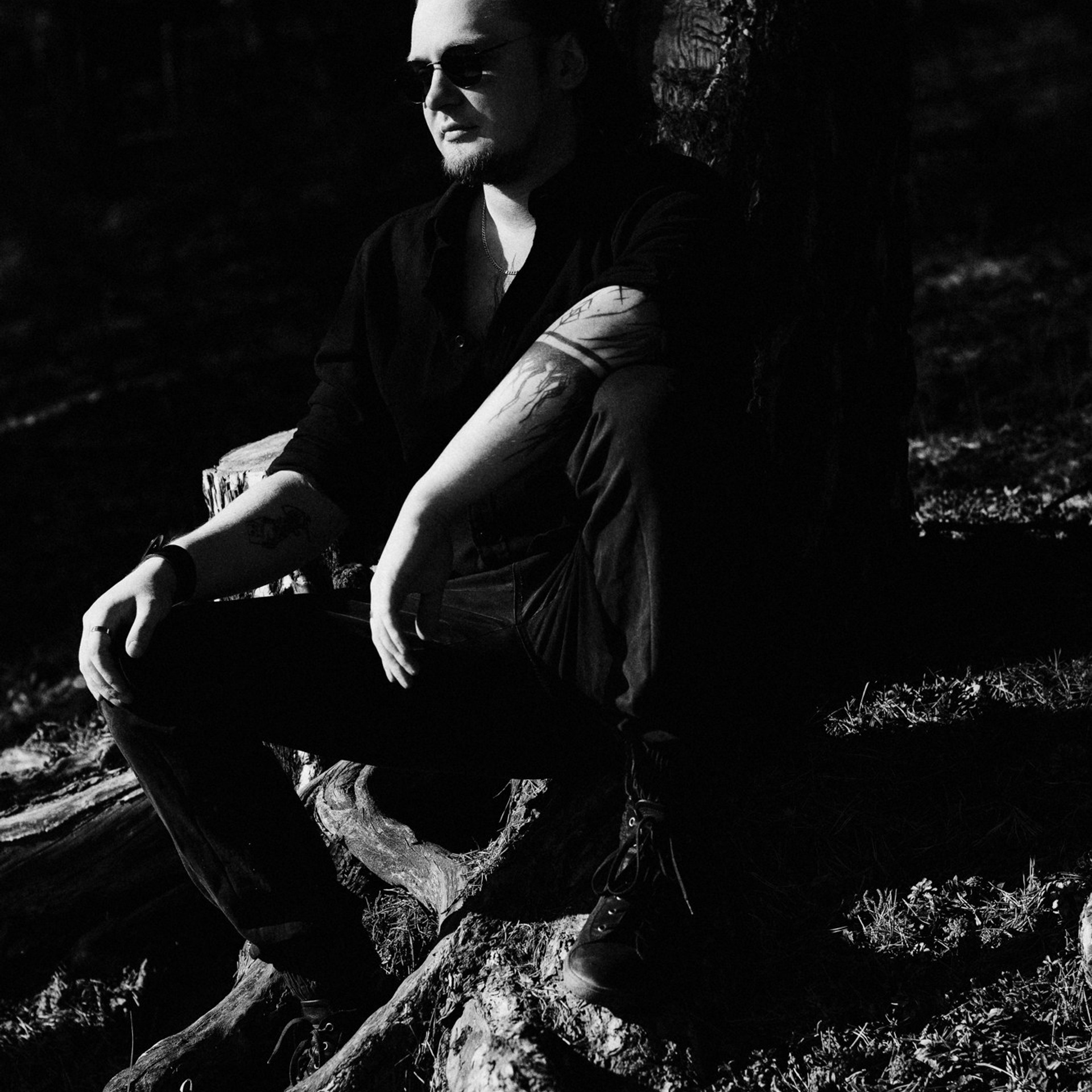 Мужской портрет на природе в Тюмени — Фотограф Дарья Мустафина. Портретный фотограф Тюмень Дарья Мустафина