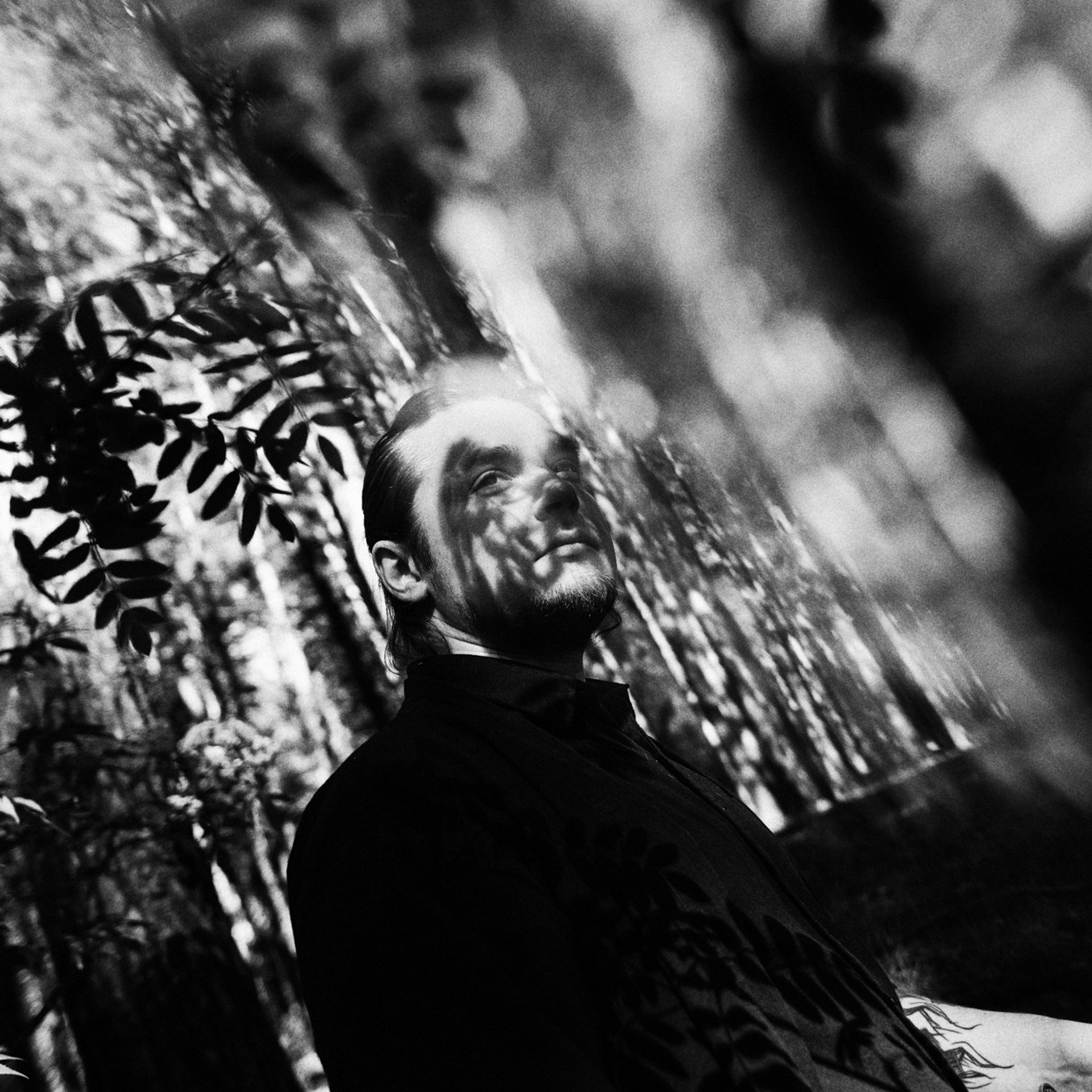 Мужской портрет на природе в Тюмени — Фотограф Дарья Мустафина. Портретный фотограф Тюмень Дарья Мустафина