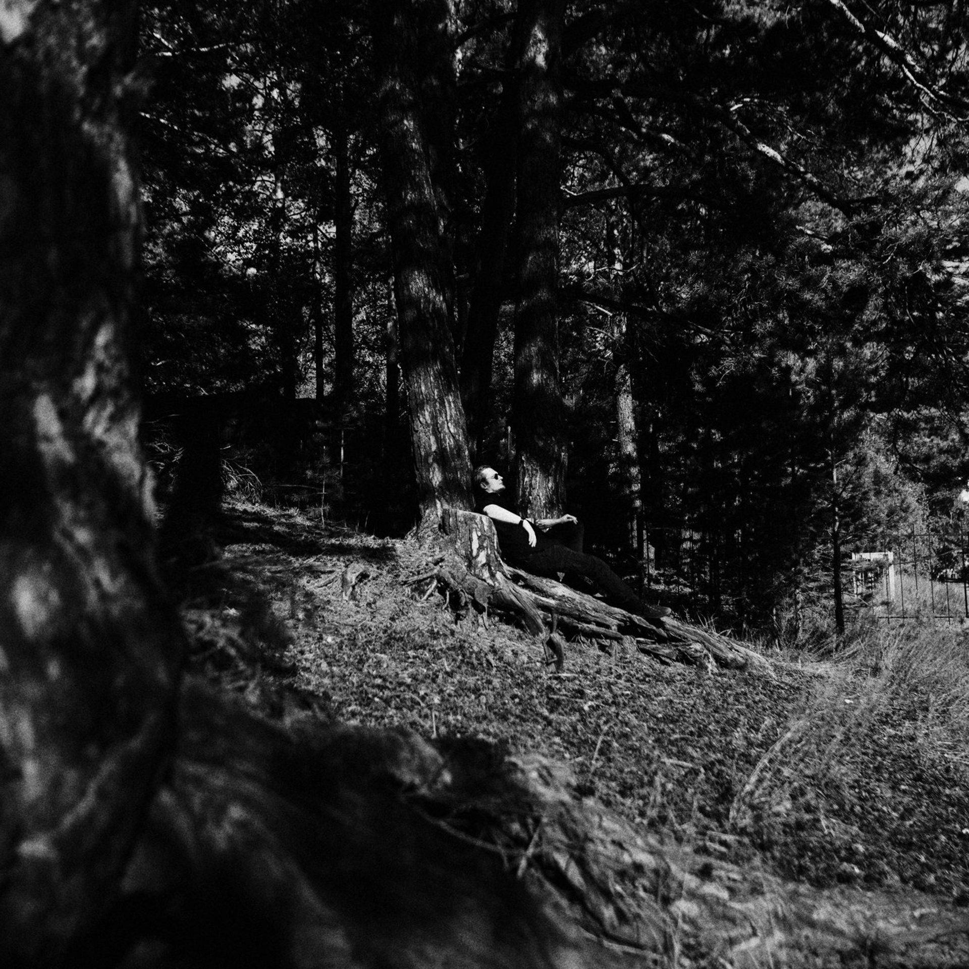 Мужской портрет на природе в Тюмени — Фотограф Дарья Мустафина. Портретный фотограф Тюмень Дарья Мустафина