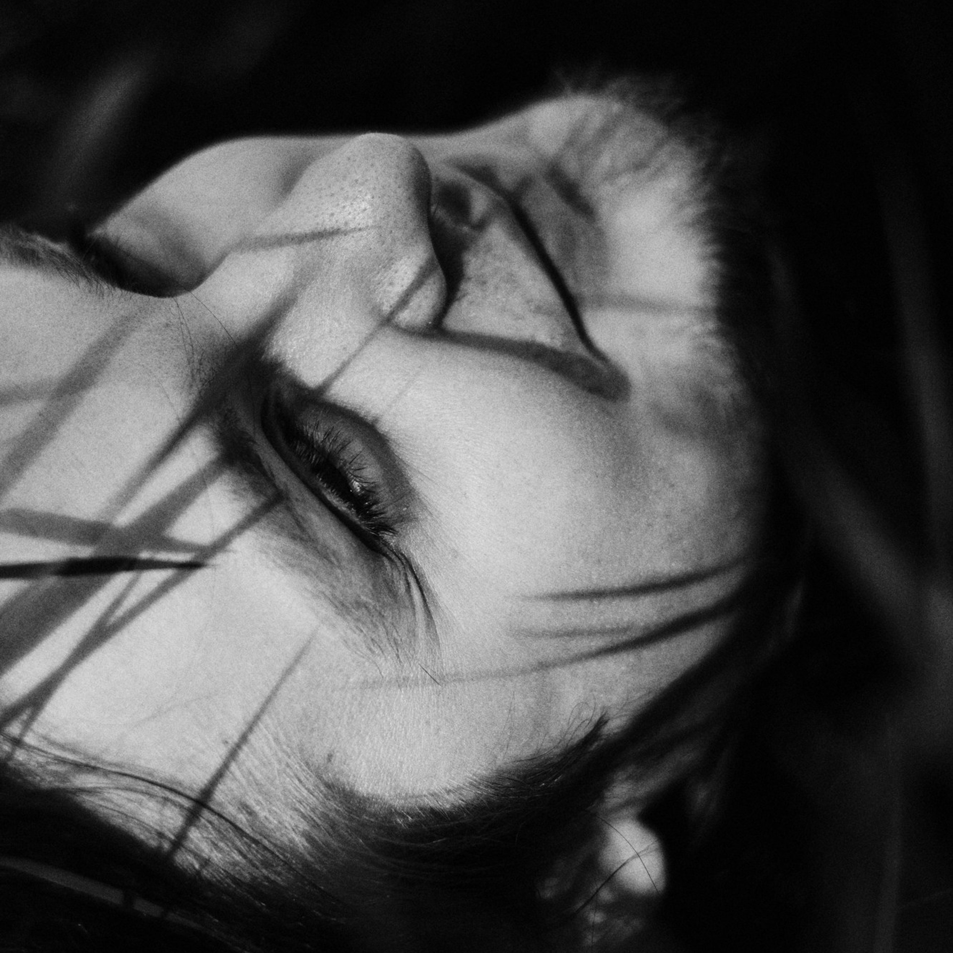 Мужской портрет на природе в Тюмени — Фотограф Дарья Мустафина. Портретный фотограф Тюмень Дарья Мустафина