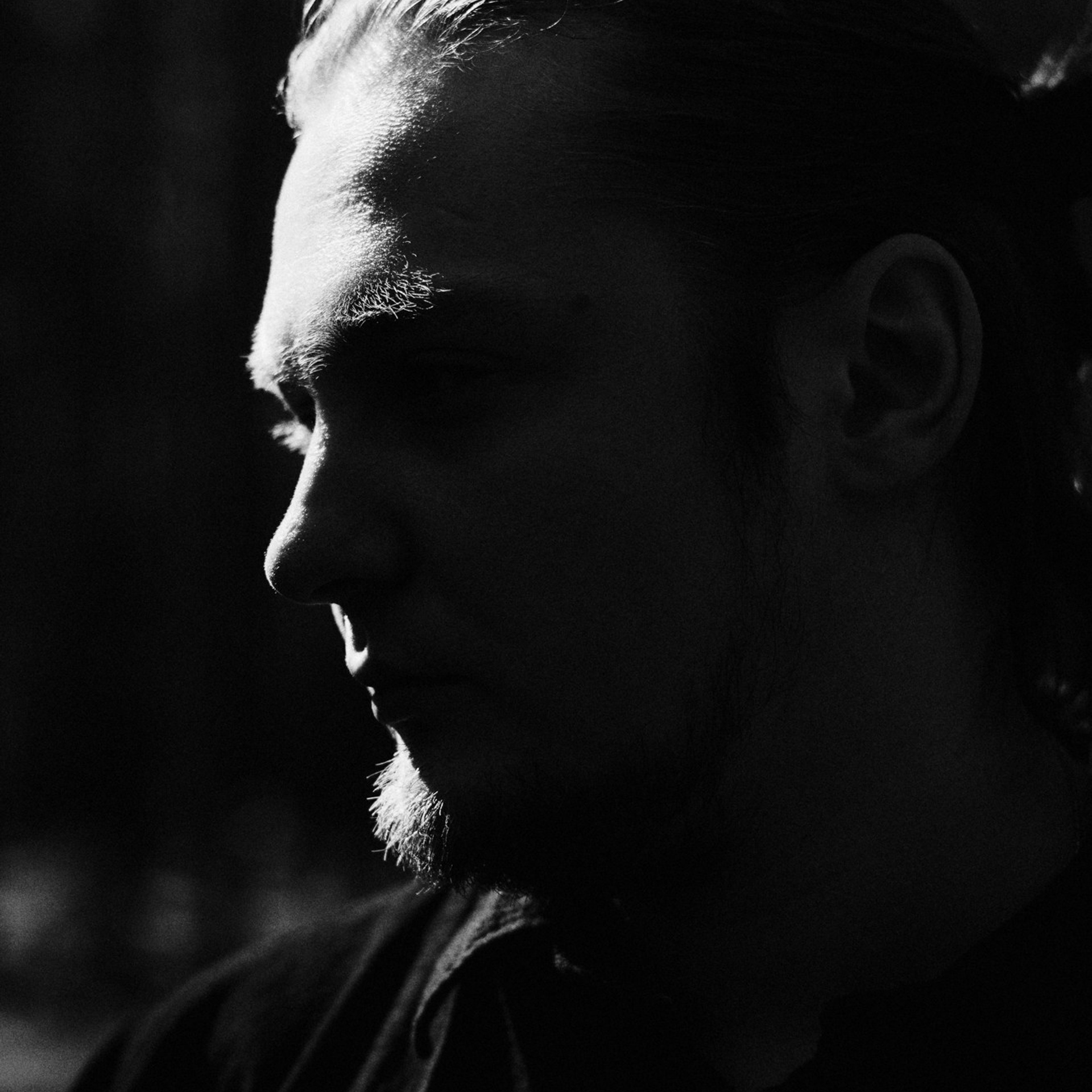 Мужской портрет на природе в Тюмени — Фотограф Дарья Мустафина. Портретный фотограф Тюмень Дарья Мустафина