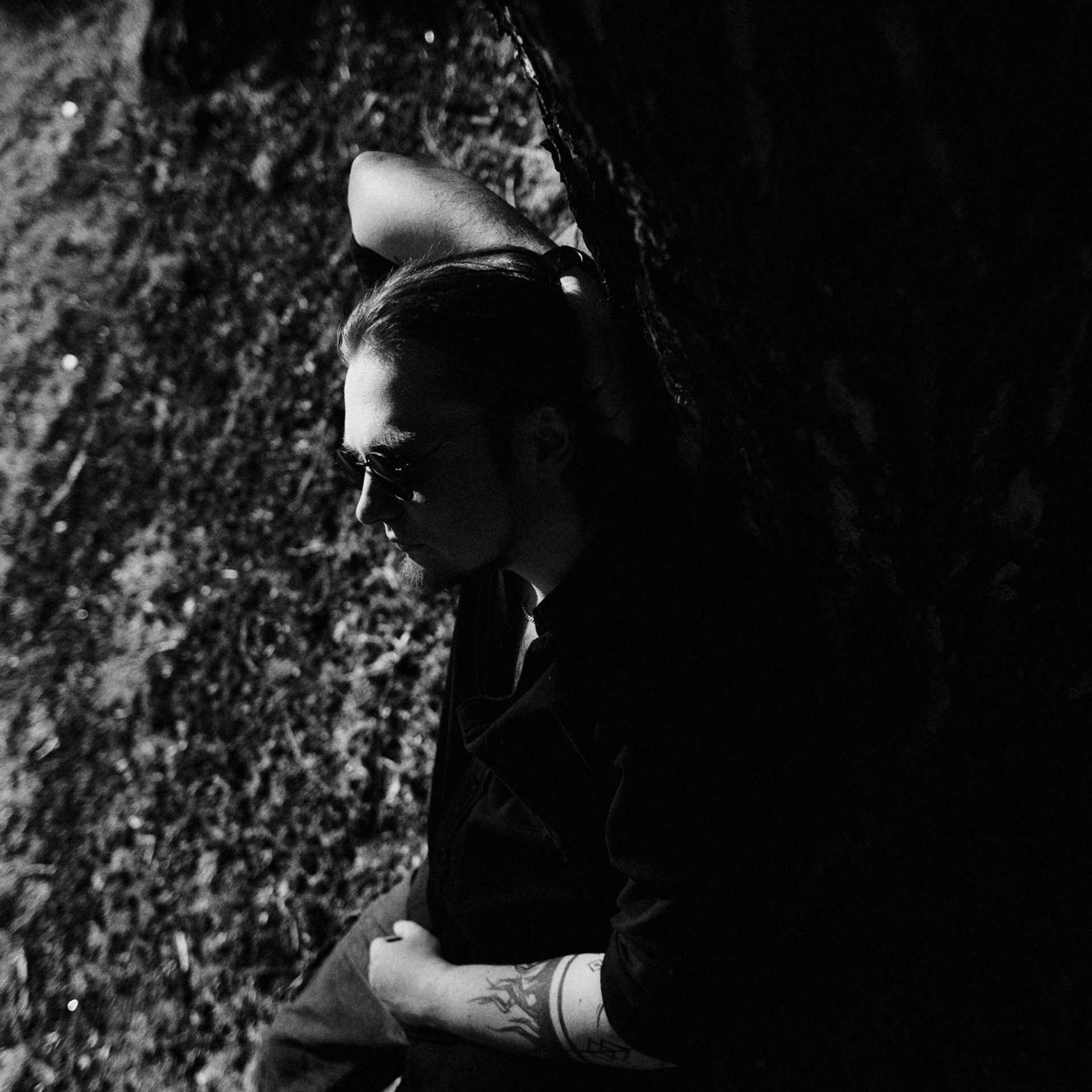 Мужской портрет на природе в Тюмени — Фотограф Дарья Мустафина. Портретный фотограф Тюмень Дарья Мустафина