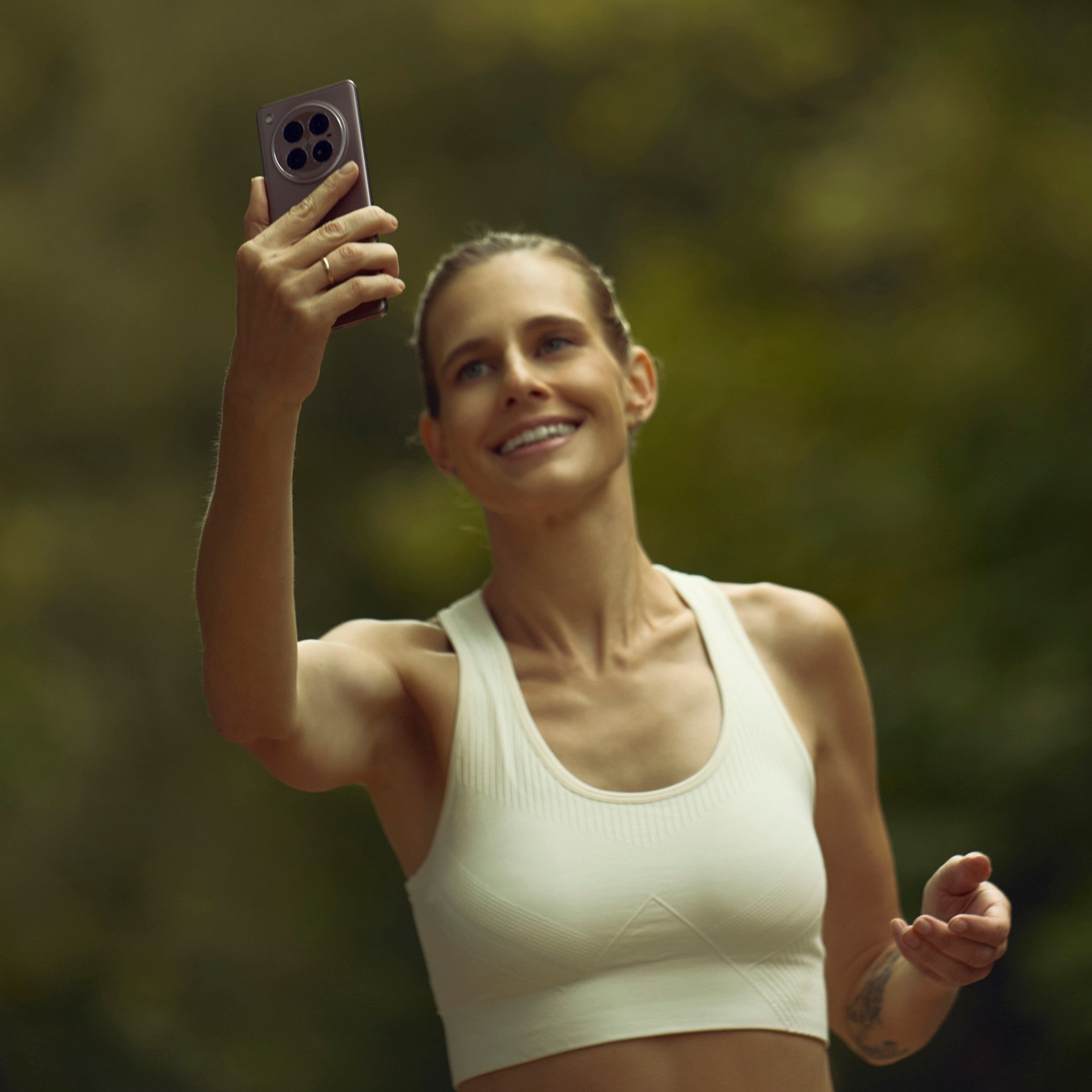 Ролик и фото смартфона Infinix