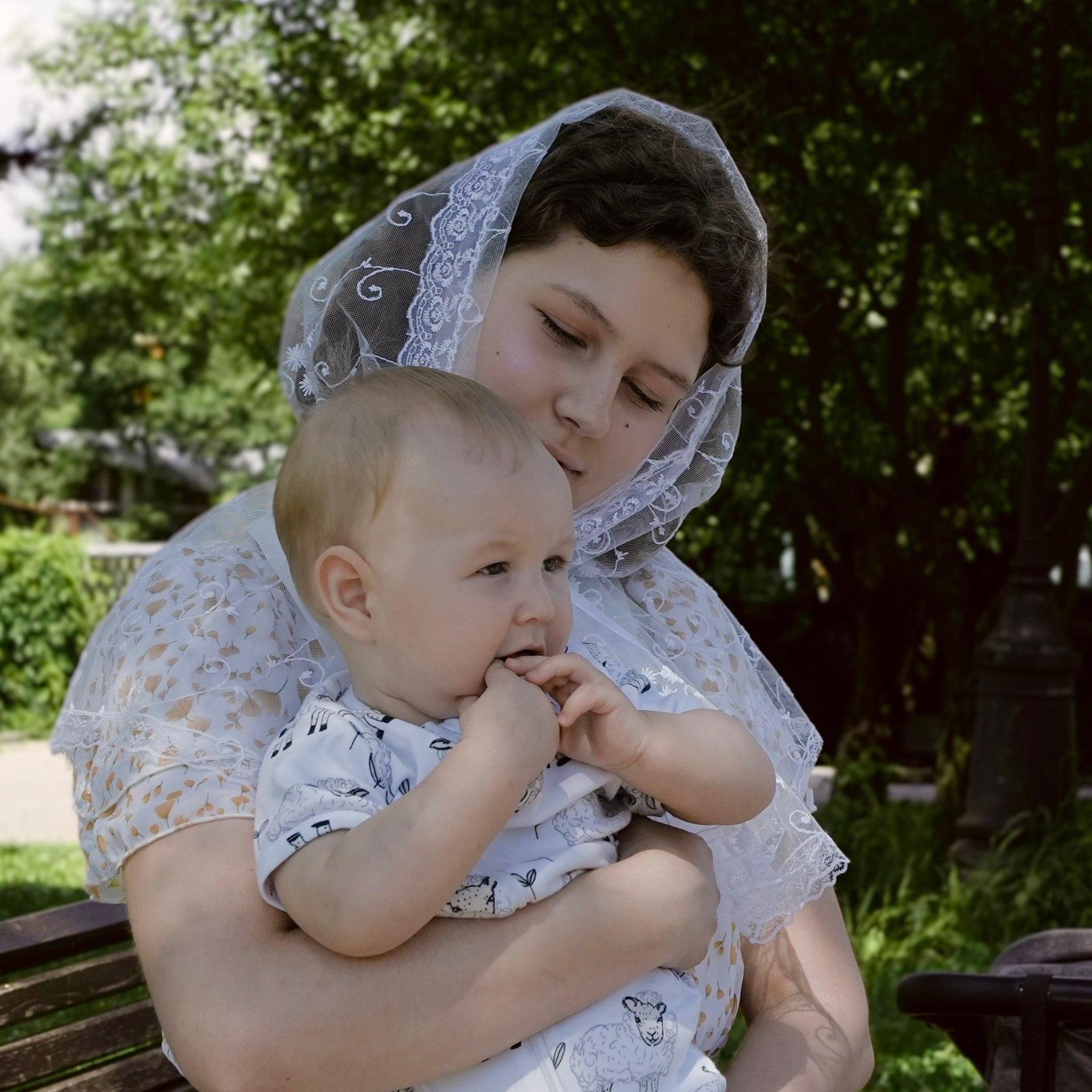 Крещение, крестные с ребенком у церкви
