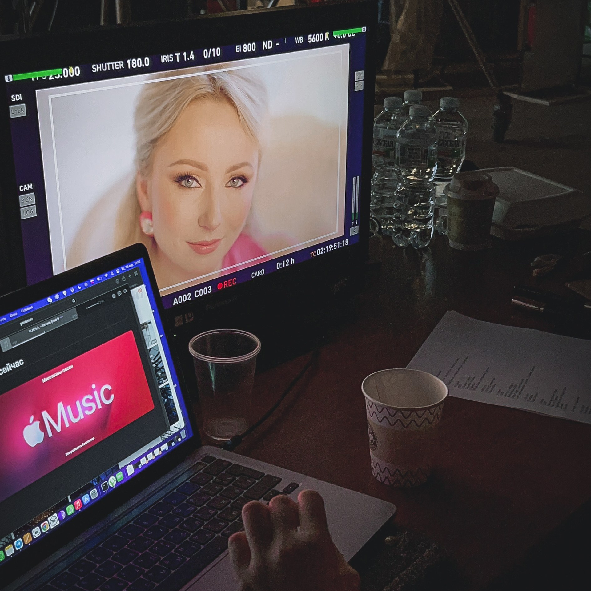 Бэкстейдж со съемок клипа Хатико. Видеомейкер и фотограф Кэтрин.Филм