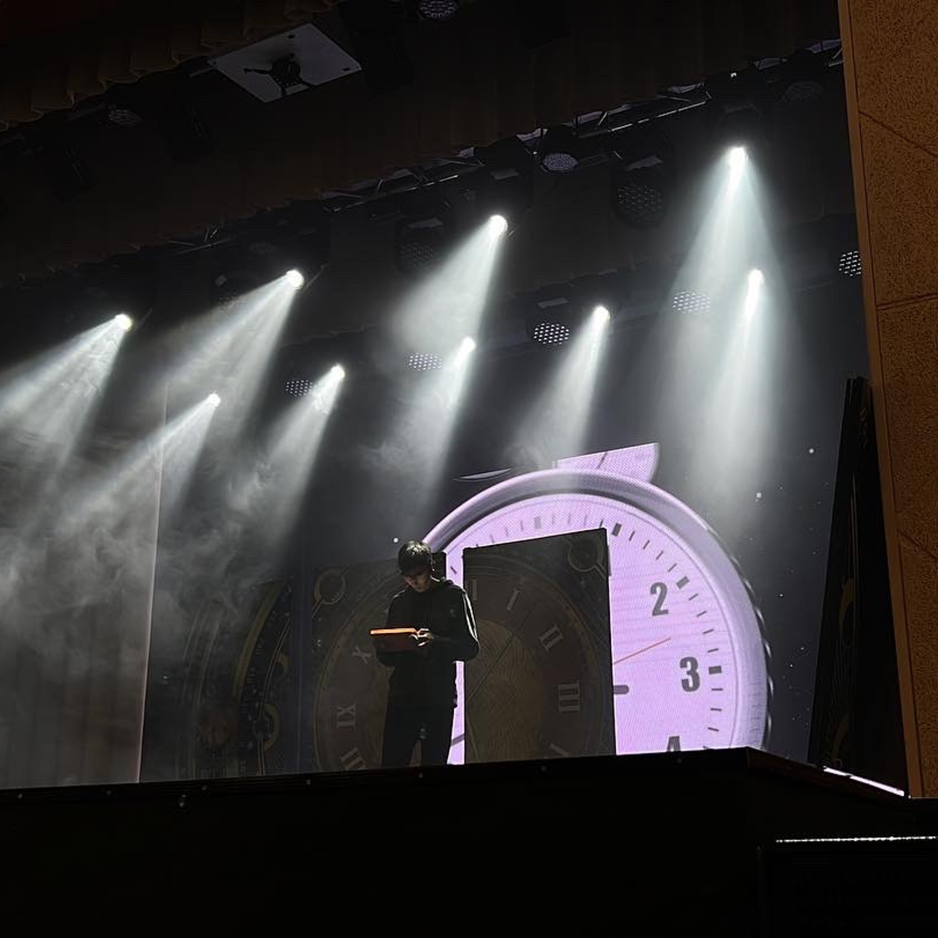 Бэк с репетиции концерта. Видеомейкер и фотограф Кэтрин.Филм