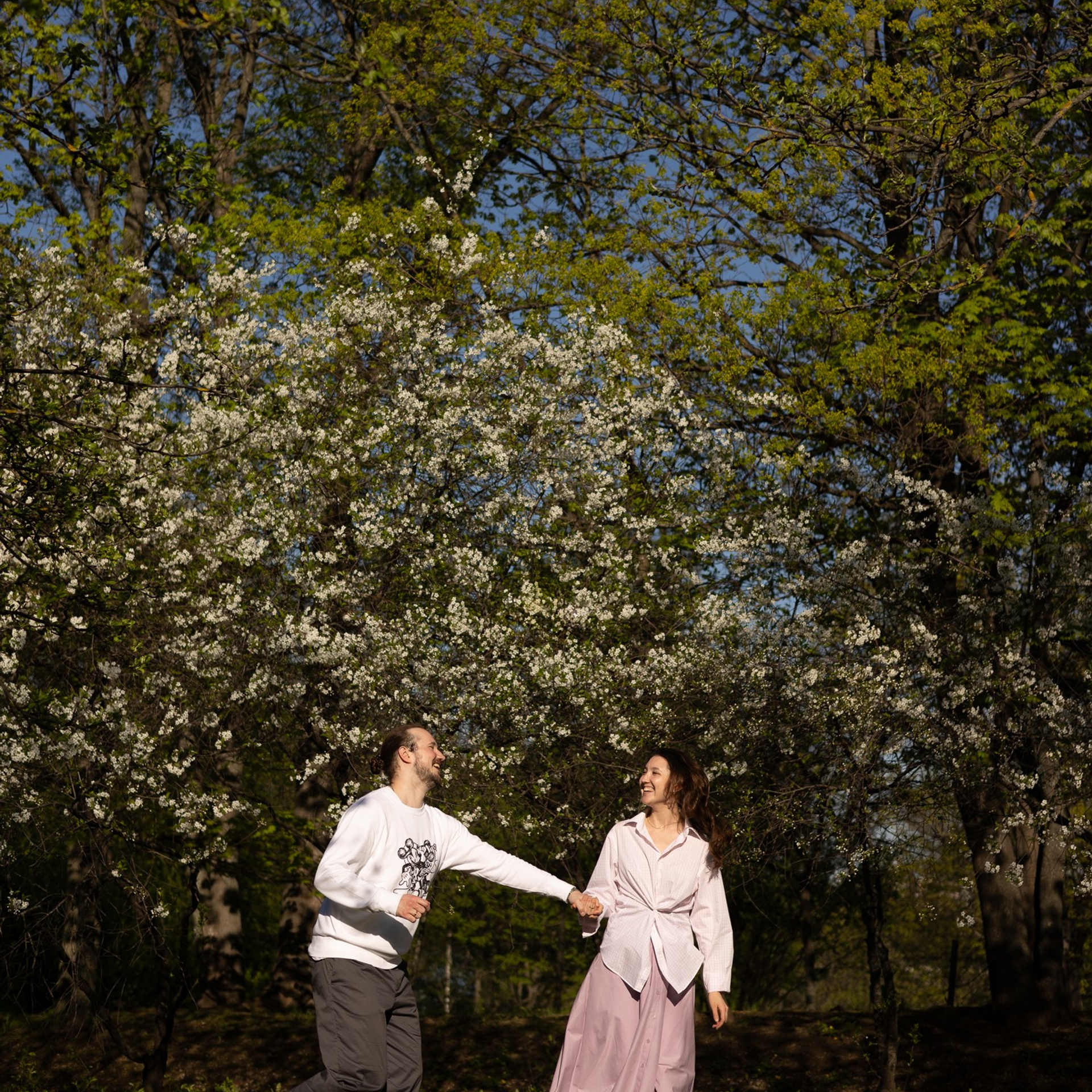 Прогулка по саду с Костей и Олесей