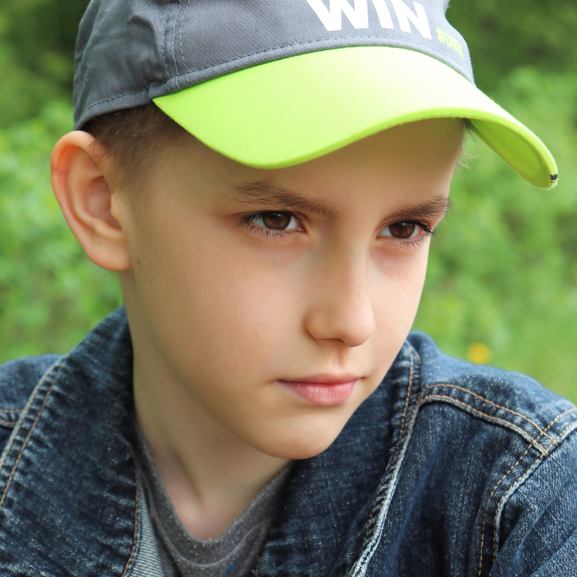 Фотография мальчика в сине-зеленой кепке и джинсовой кепке летом. Тушино. Москва.