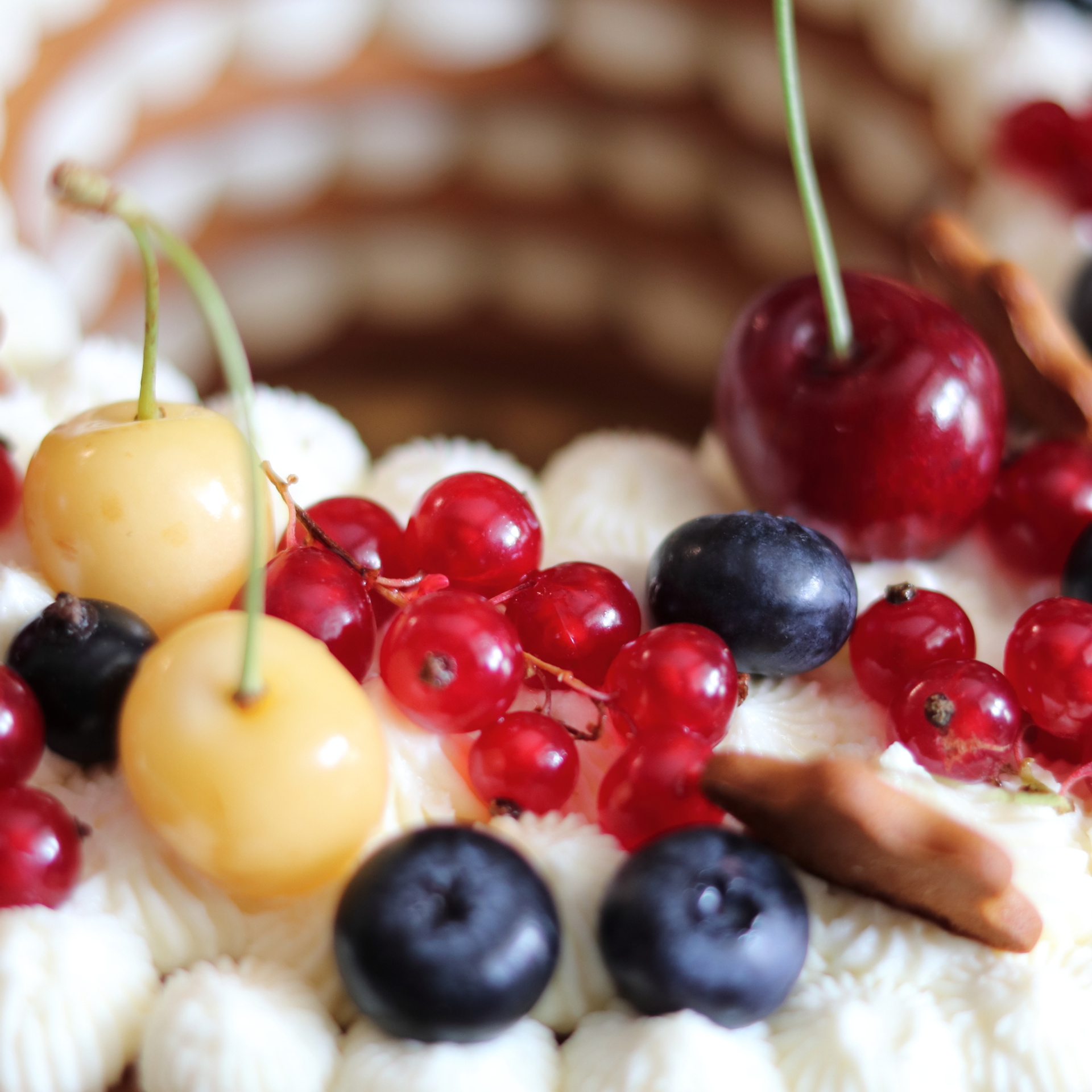 Фотография торта со свежими ягодами.