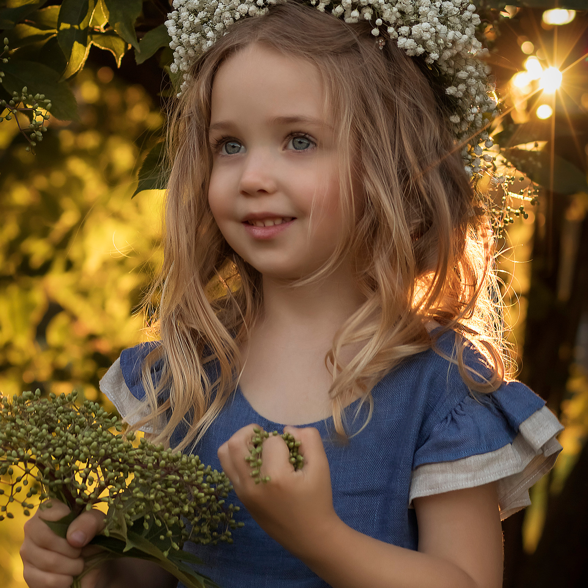 Фотография девочки в Коломенском. Снято в контровом свете. Фотограф Катарина Крук.