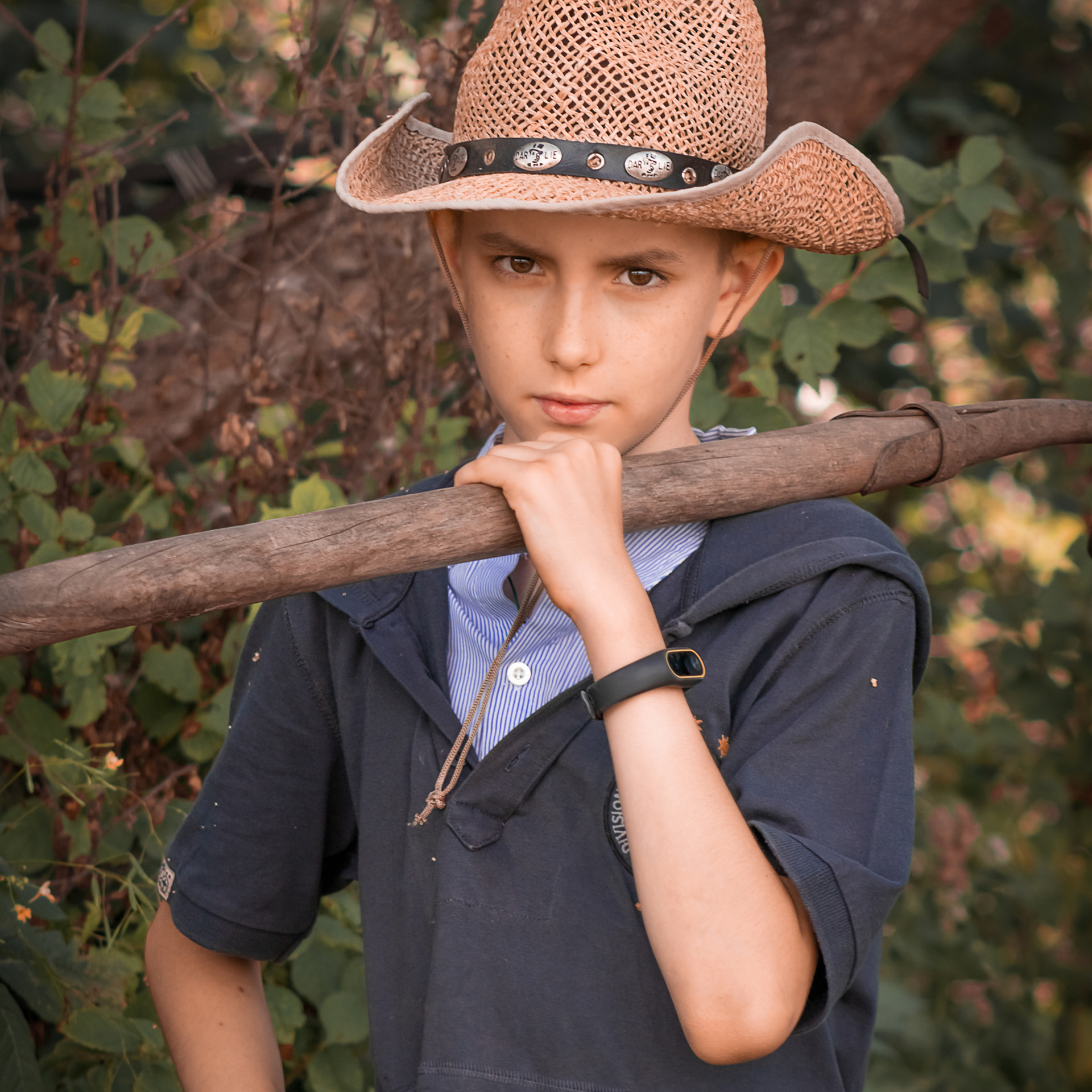 Фотография мальчика с вилами в руках и ковбойской шляпе. Курская область поселок Никольский. Фотограф Катарина Крук.