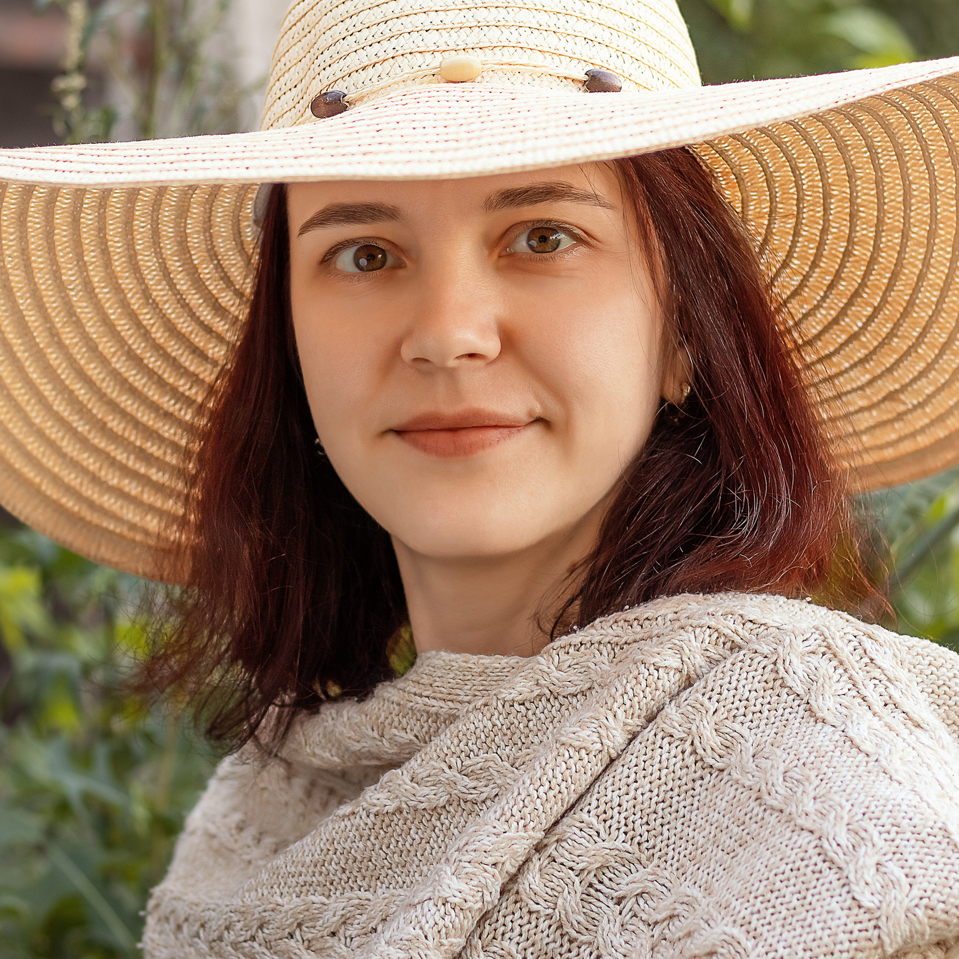 Фотография девушки в шляпе.