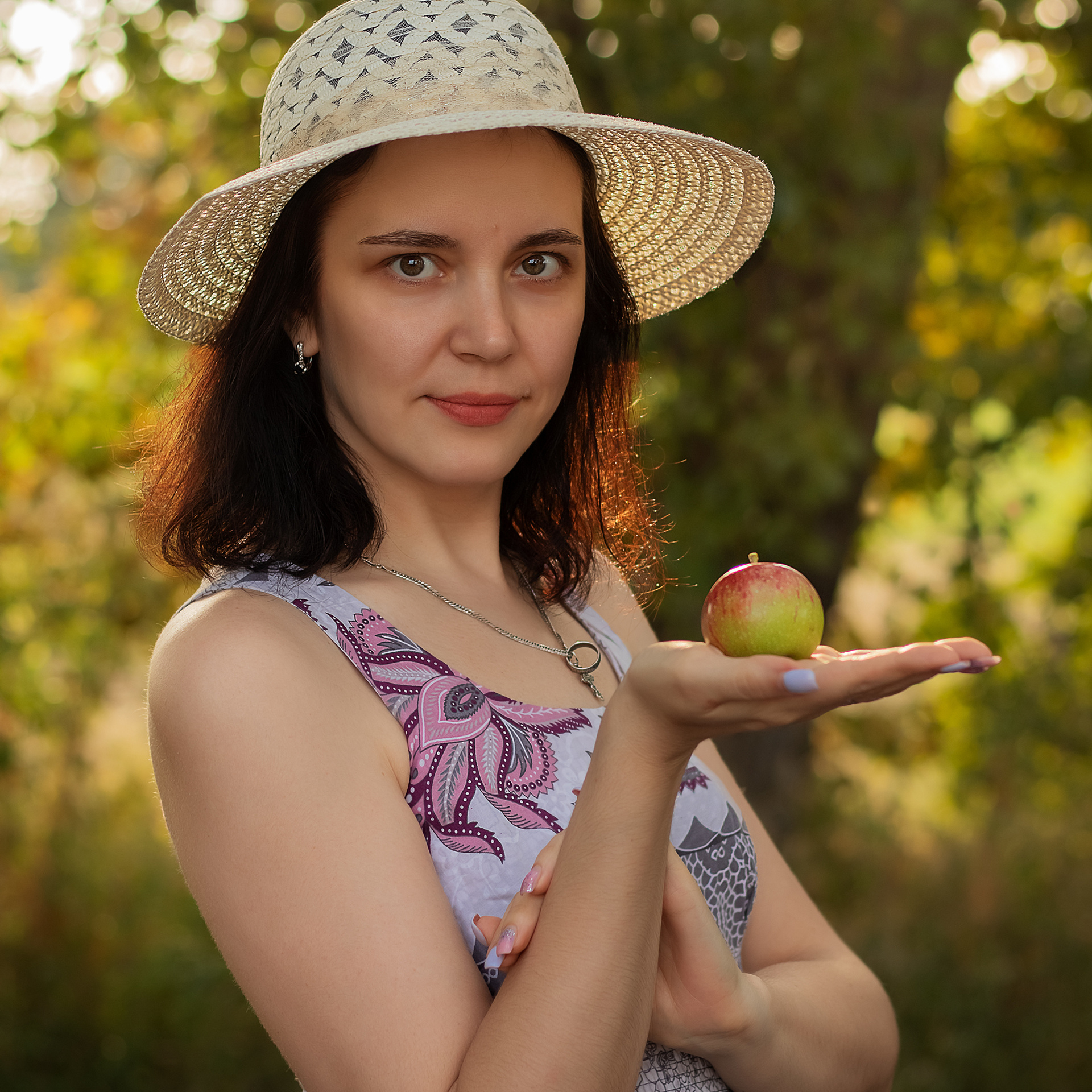 Девушка с яблоком в руках