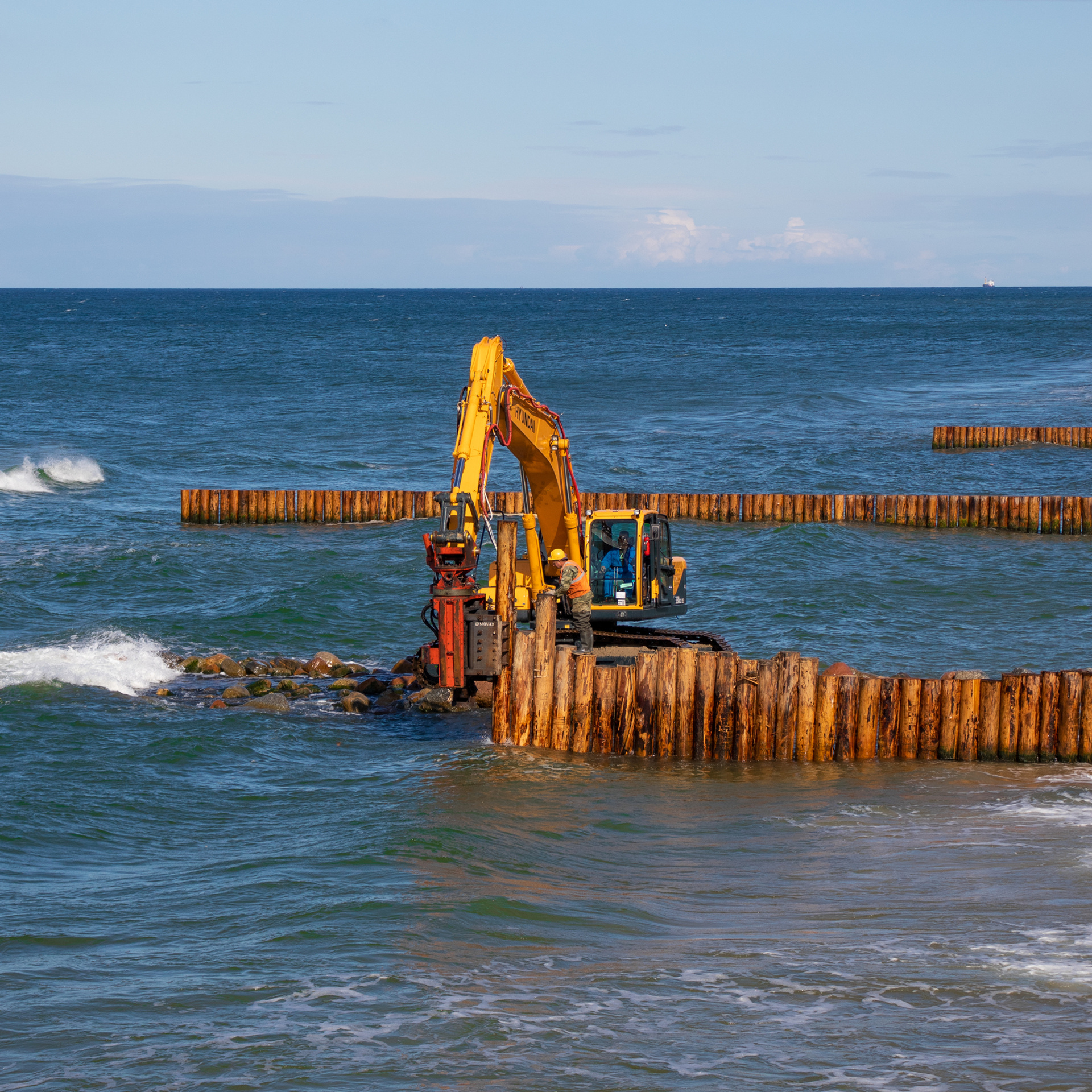 Светлогорск. Установка деревянных волнорезов.