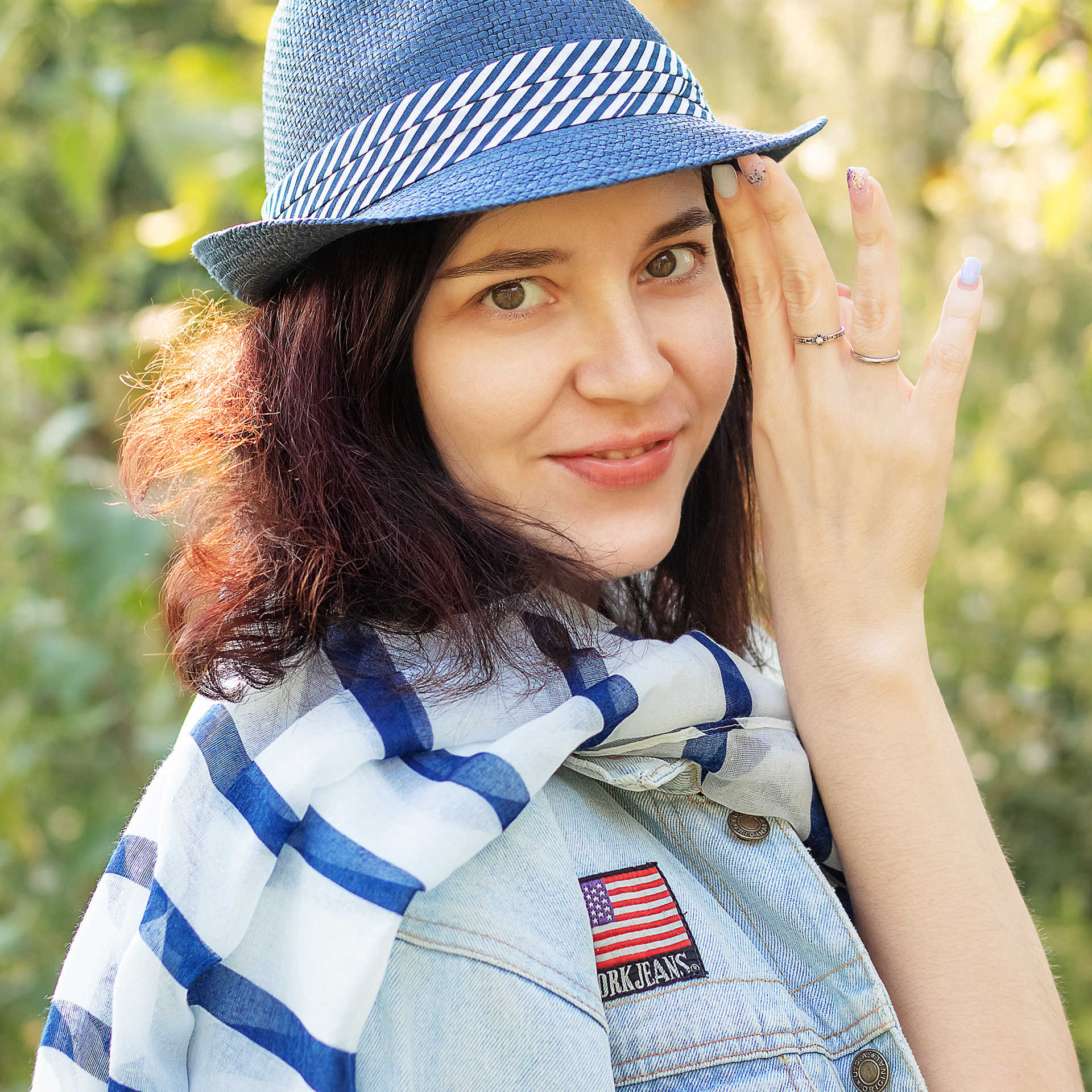 Портрет девушки в соломенной шляпе синего цвета и в полосатом шарфе. Шляпа деним.